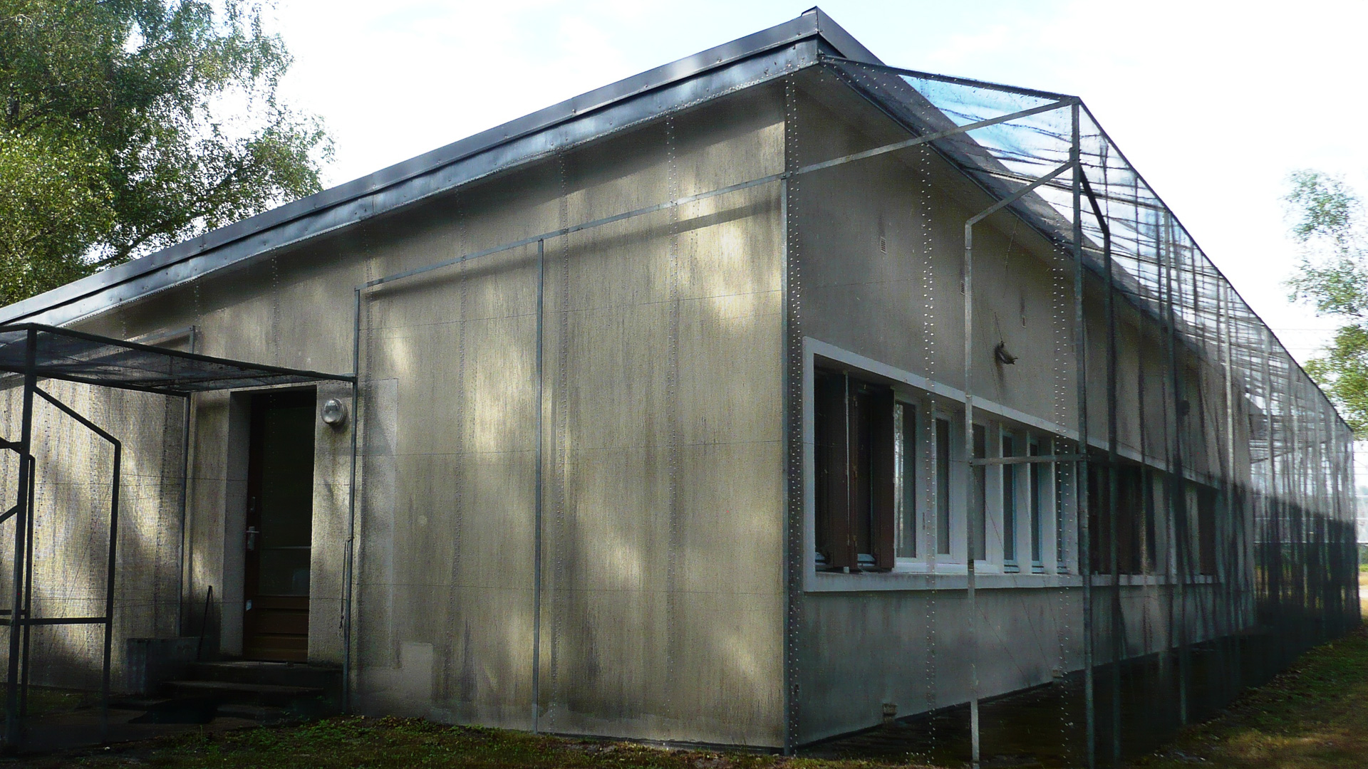 電波望遠鏡のデータを集める、電波遮蔽施設