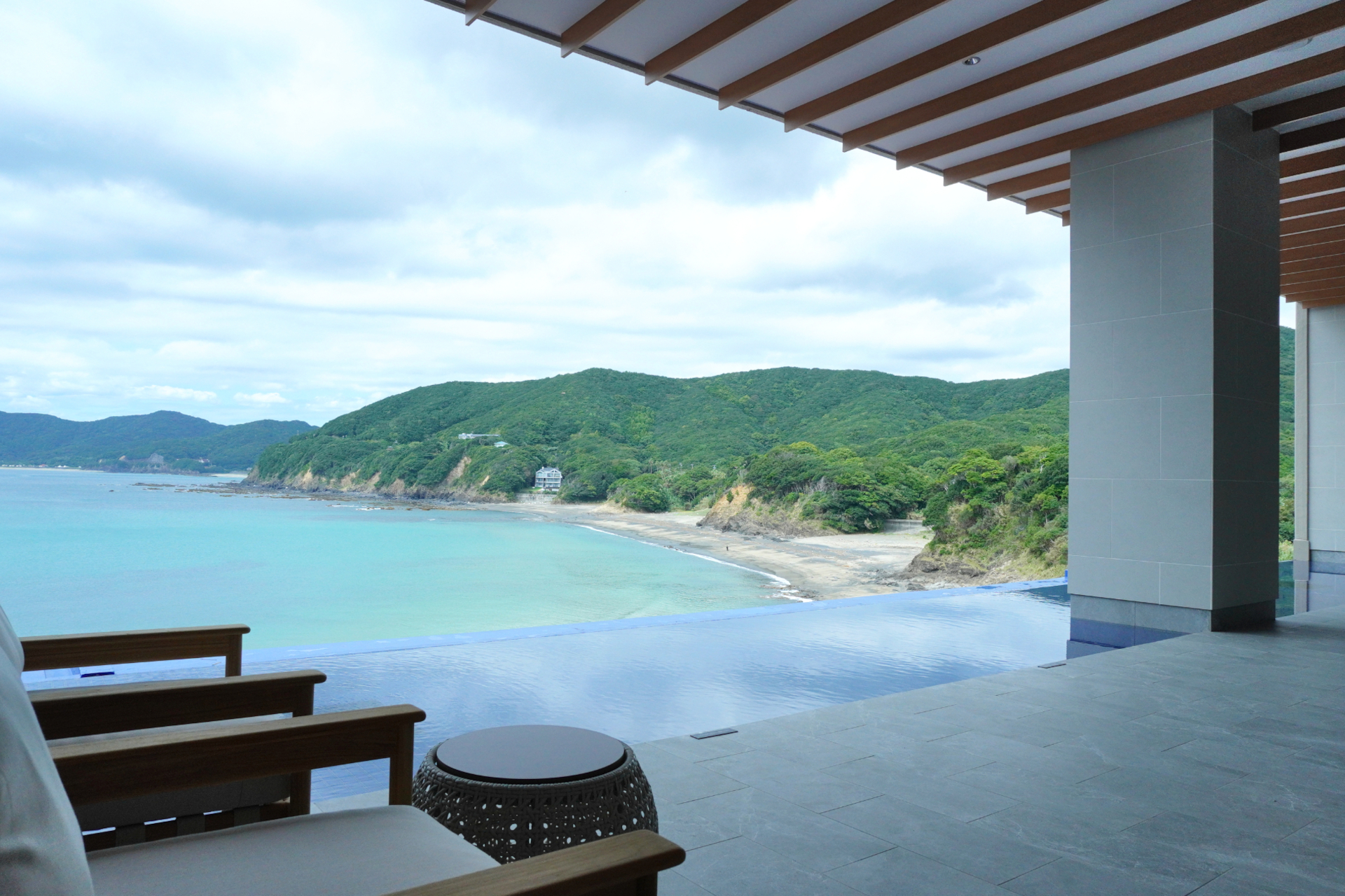 潮風が心地いいオーシャンラウンジ