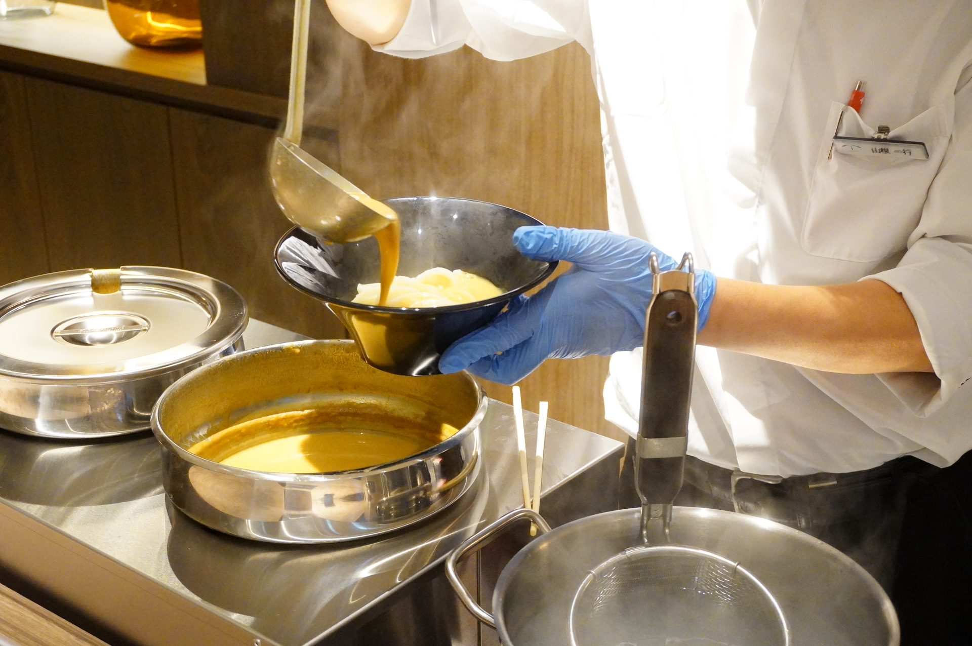 暖炉ラウンジではドリンクと夜食の「クリーミーカレーうどん」を提供