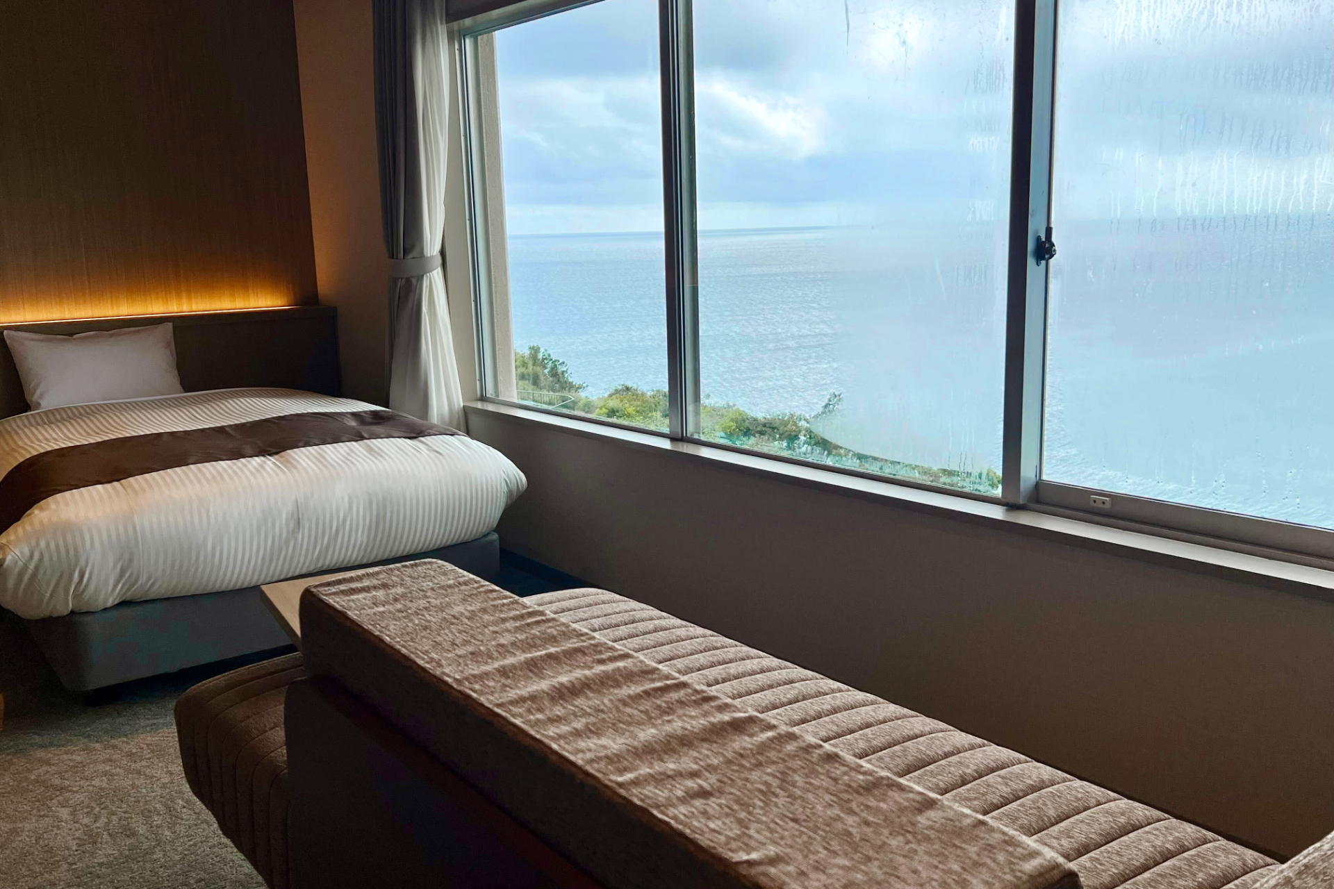 窓際のデイベッドでオーシャンビューを独り占め