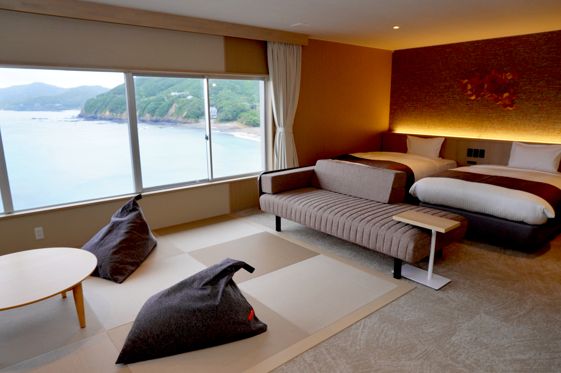 窓際のリビングスペースで足をのばして寛げる