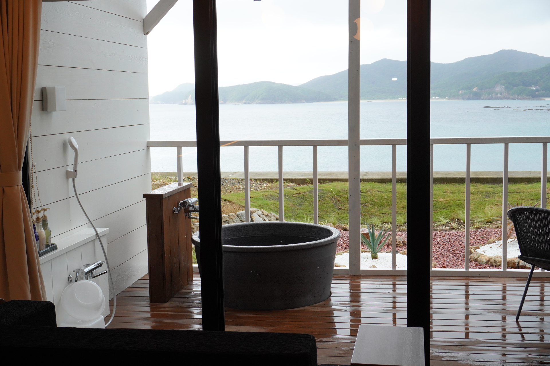 露天風呂と洗い場、テラスのような休憩スペースが備わる