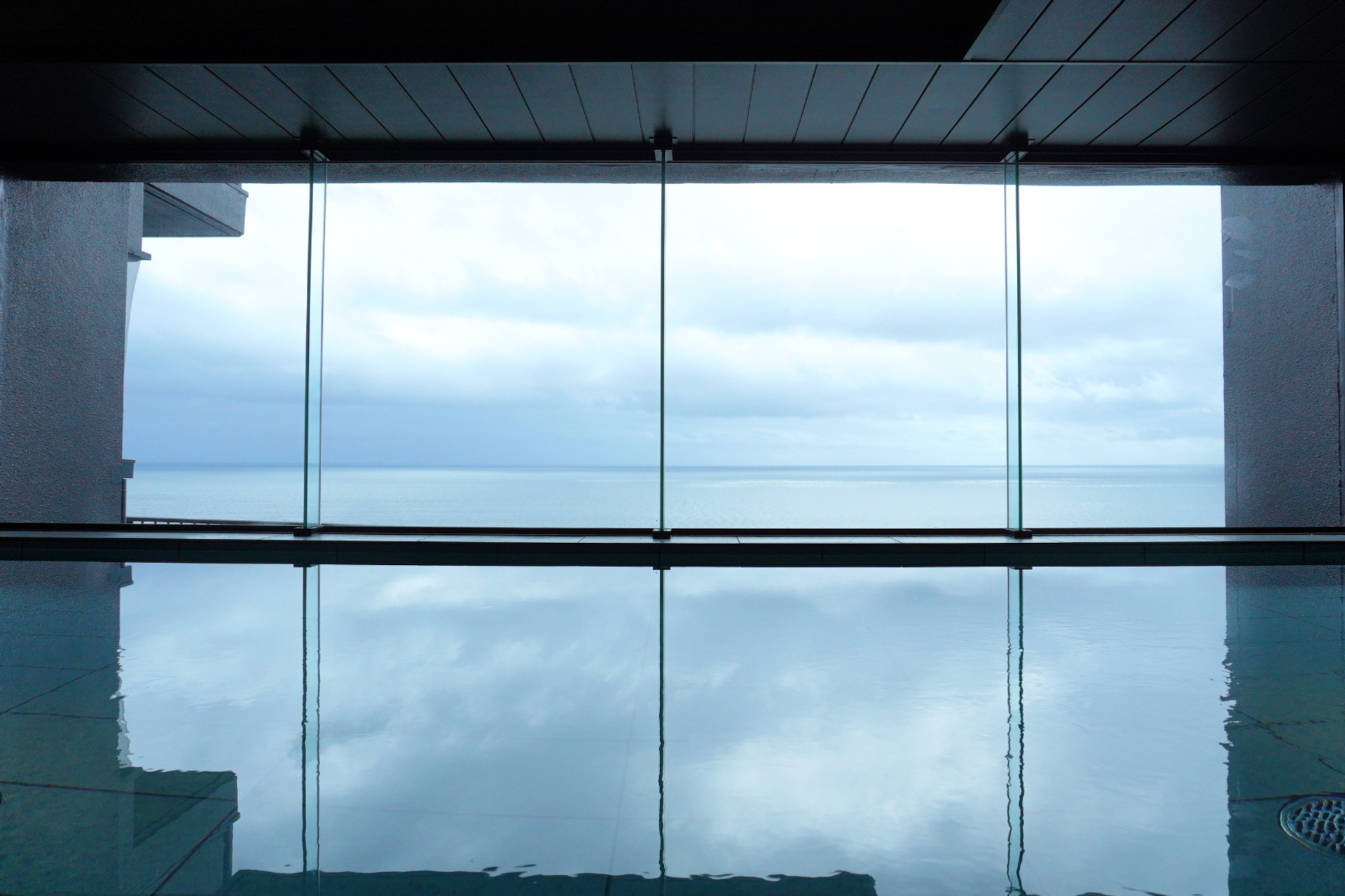 海に溶け込むようなロケーションで湯浴みできる