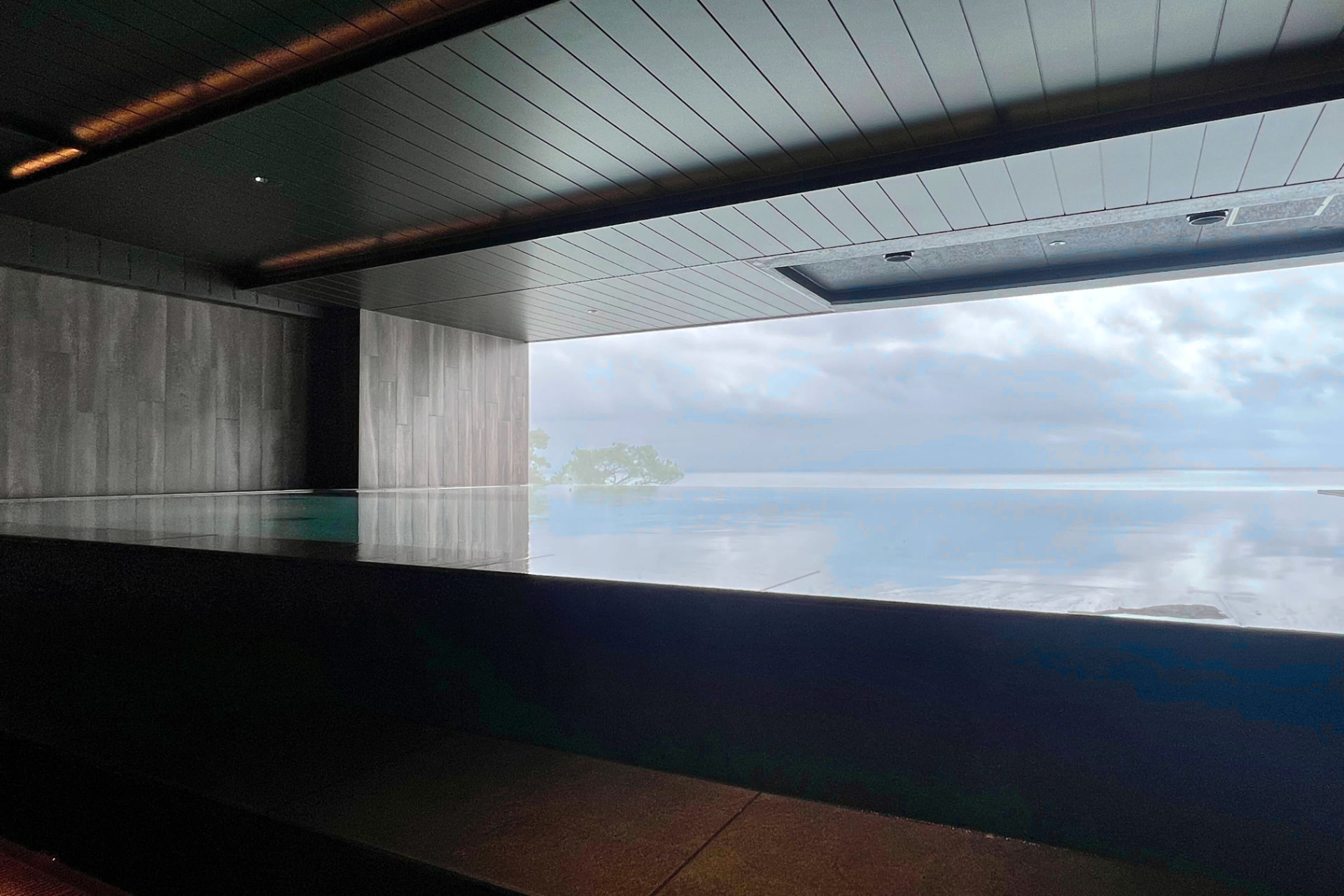 露天風呂は屋根付きの全天候型。外気浴できる椅子も備わる