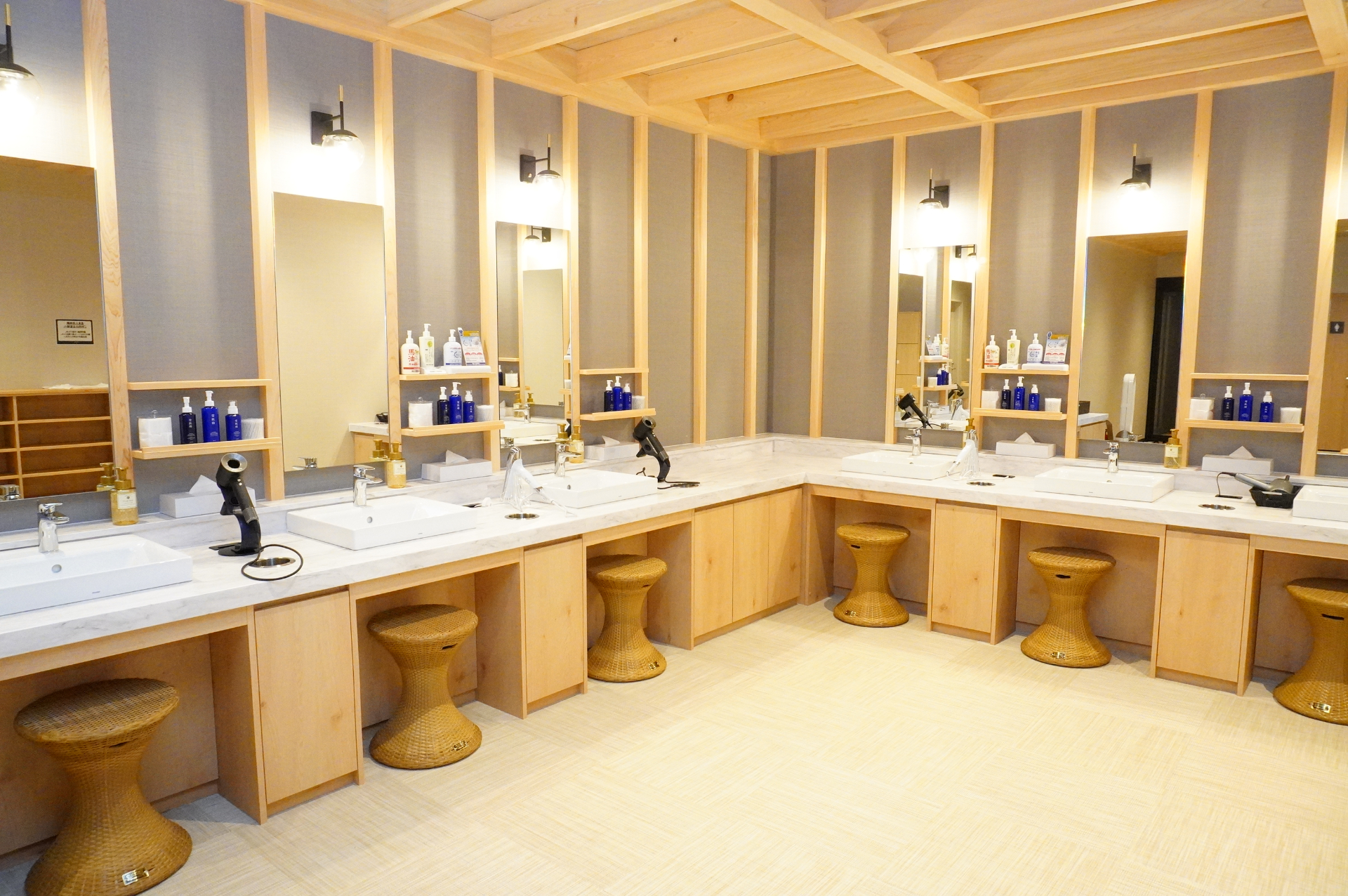 脱衣所にはドライヤーやアメニティーを完備している