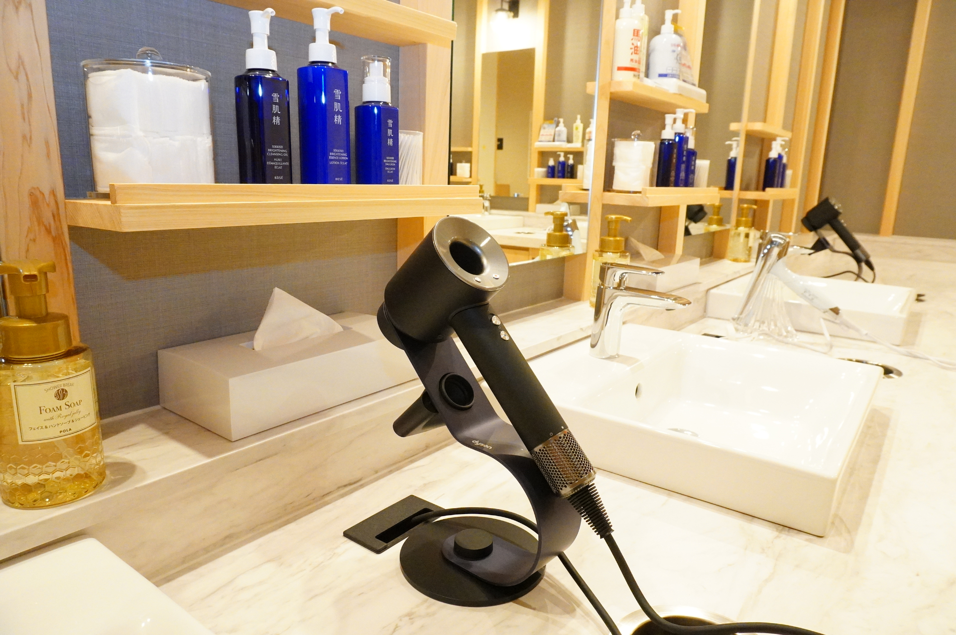 脱衣所にはドライヤーやアメニティーを完備している