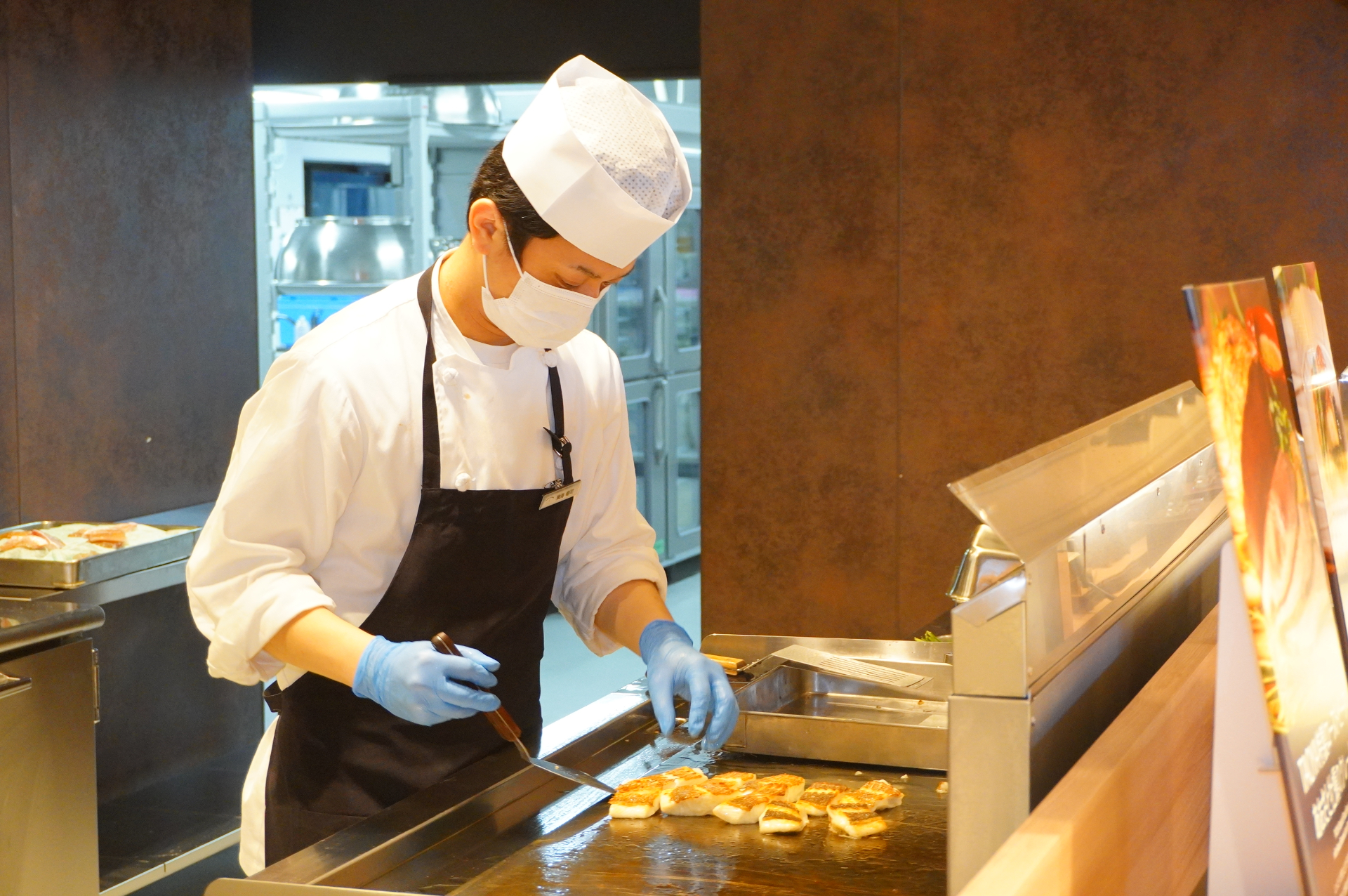 ライブキッチンで作っているのは三重県産真鯛と地野菜の鉄板焼き