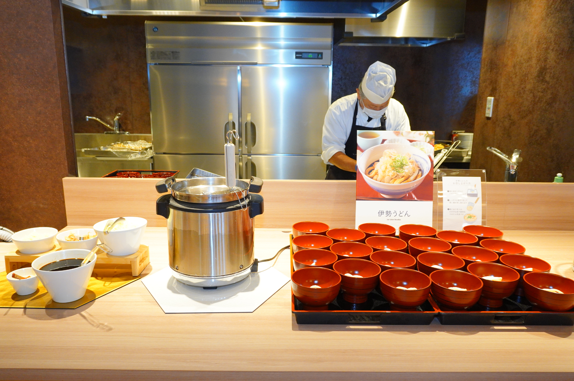 セルフで作る伊勢うどん。やわらかい麺が特徴のご当地グルメ
