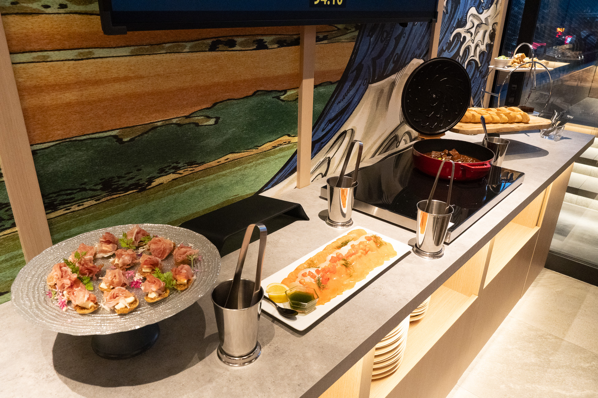 個室は料理とフリードリンクがパッケージになっているため、観戦と食事が部屋のなかで完結する