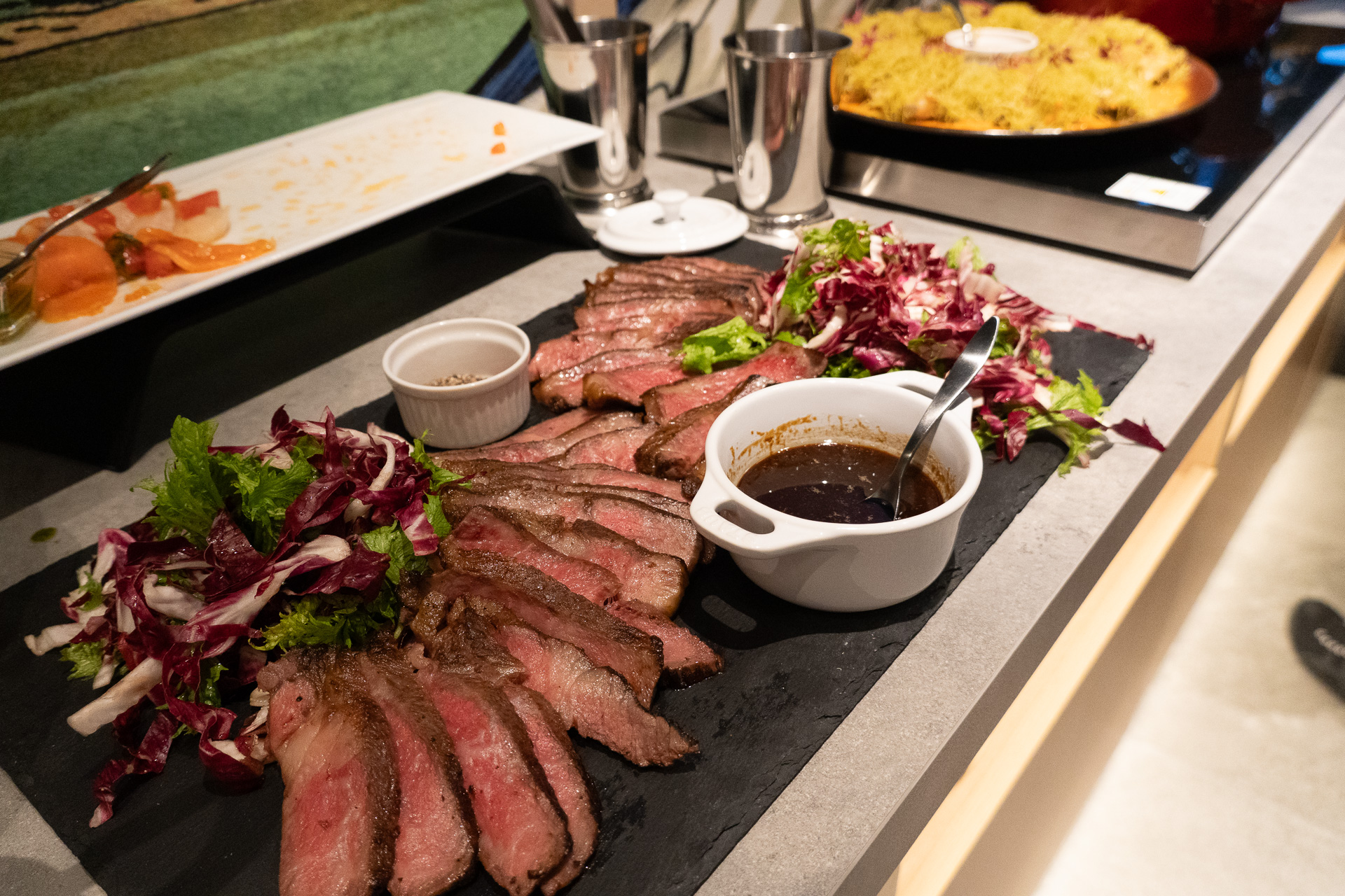 個室は料理とフリードリンクがパッケージになっているため、観戦と食事が部屋のなかで完結する