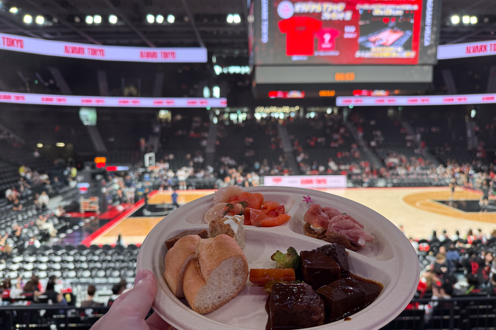 個室は料理とフリードリンクがパッケージになっているため、観戦と食事が部屋のなかで完結する