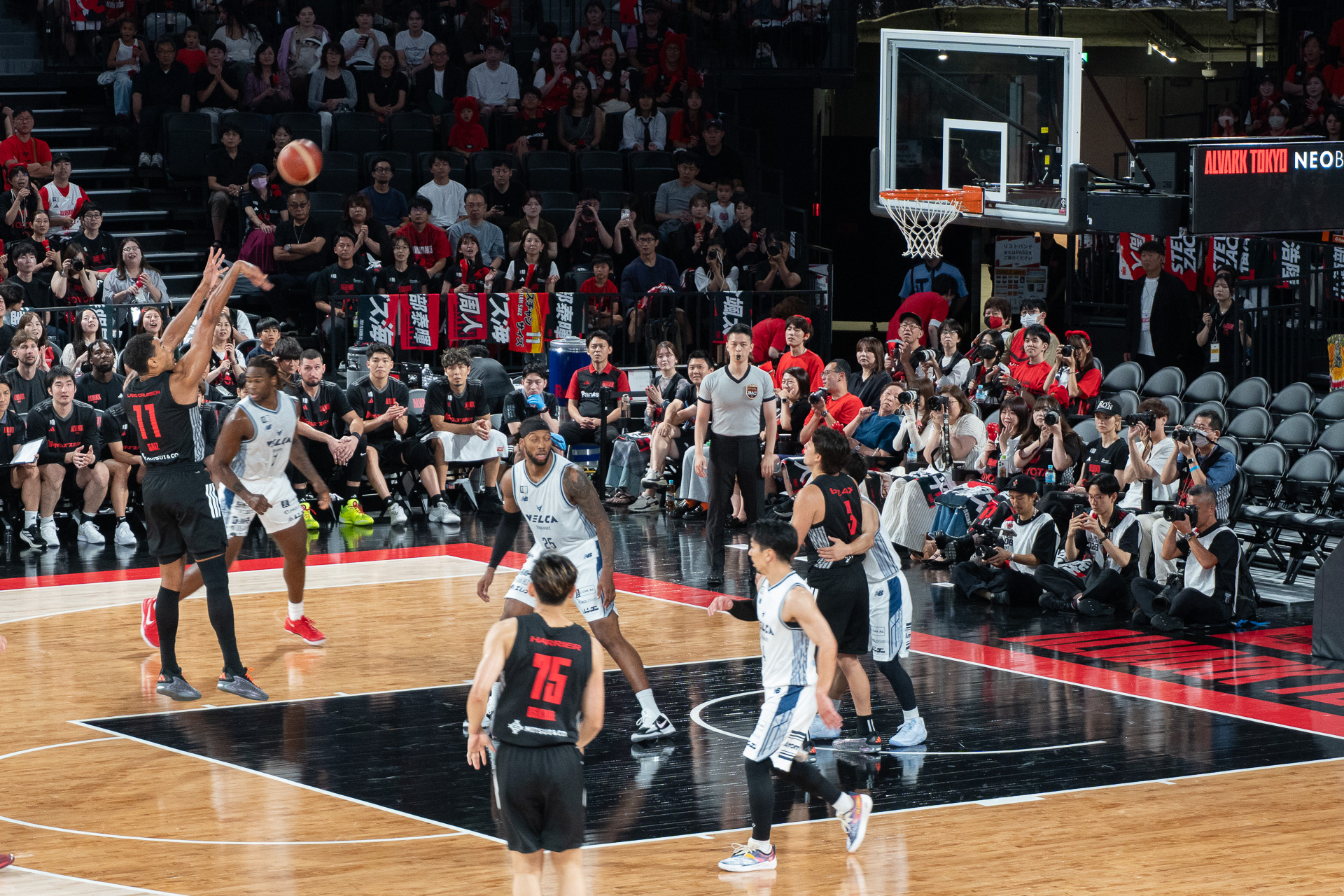 第3クォーターで追い付いたアルバルク東京が第4クォーターで逆転勝利を収める劇的な展開に