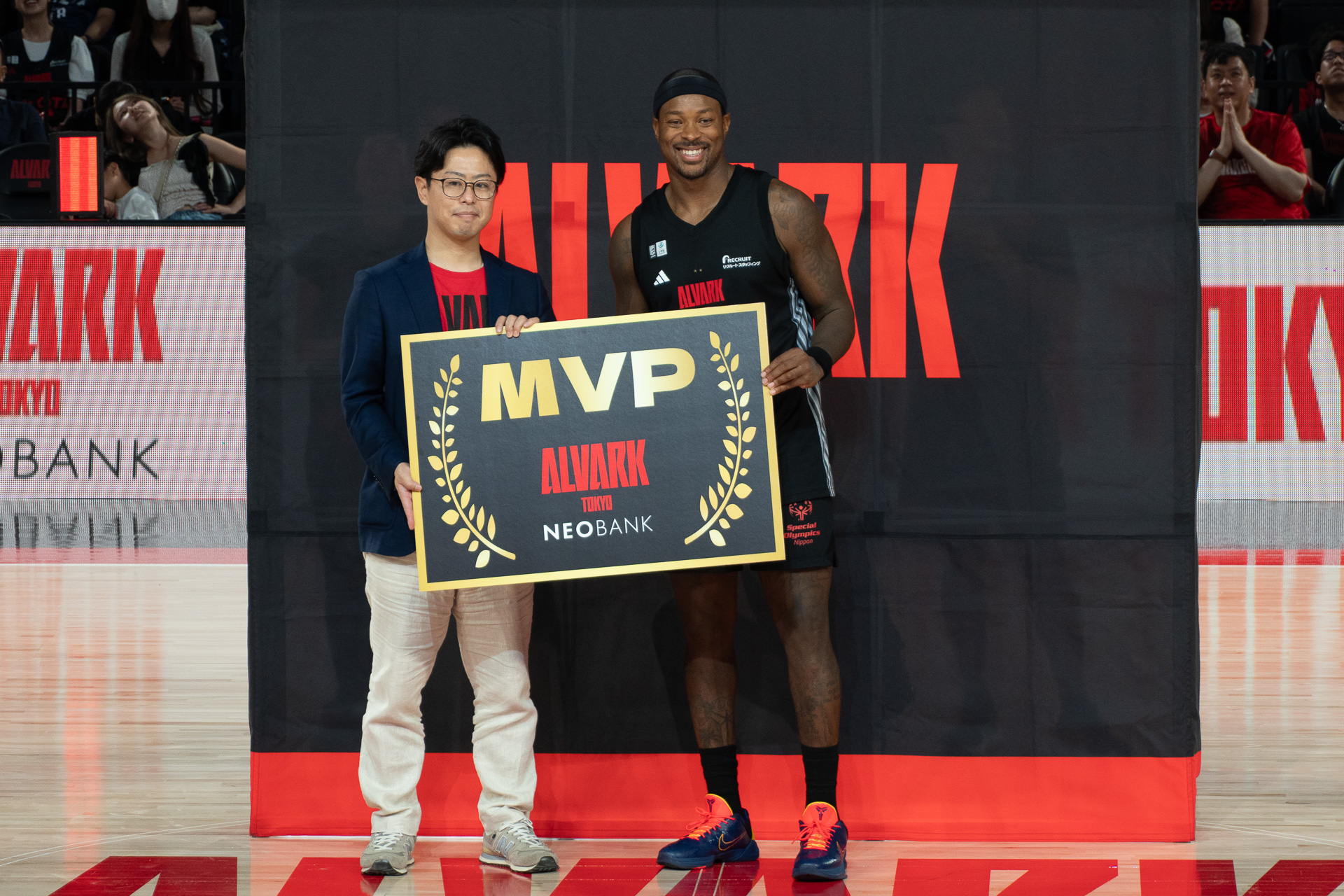 勝利の立役者、17番のマーカス・フォスター選手がMVPに