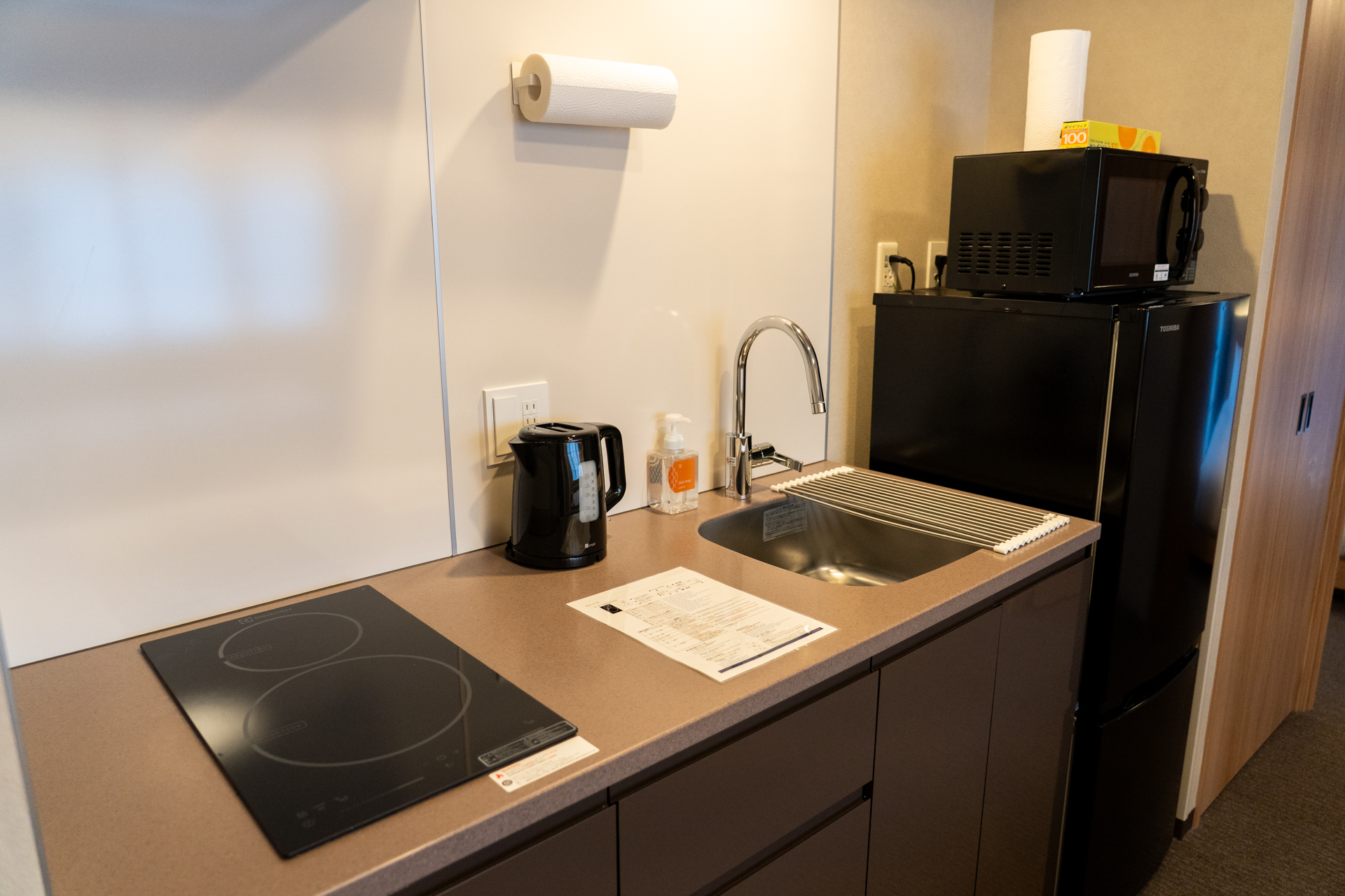 キッチンには冷蔵庫や電子レンジのほか、食器や調理器具が揃っている