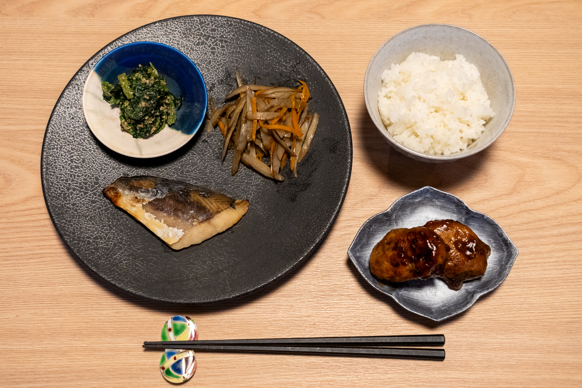 客室のキッチンで温め調理した「matoil」の食事