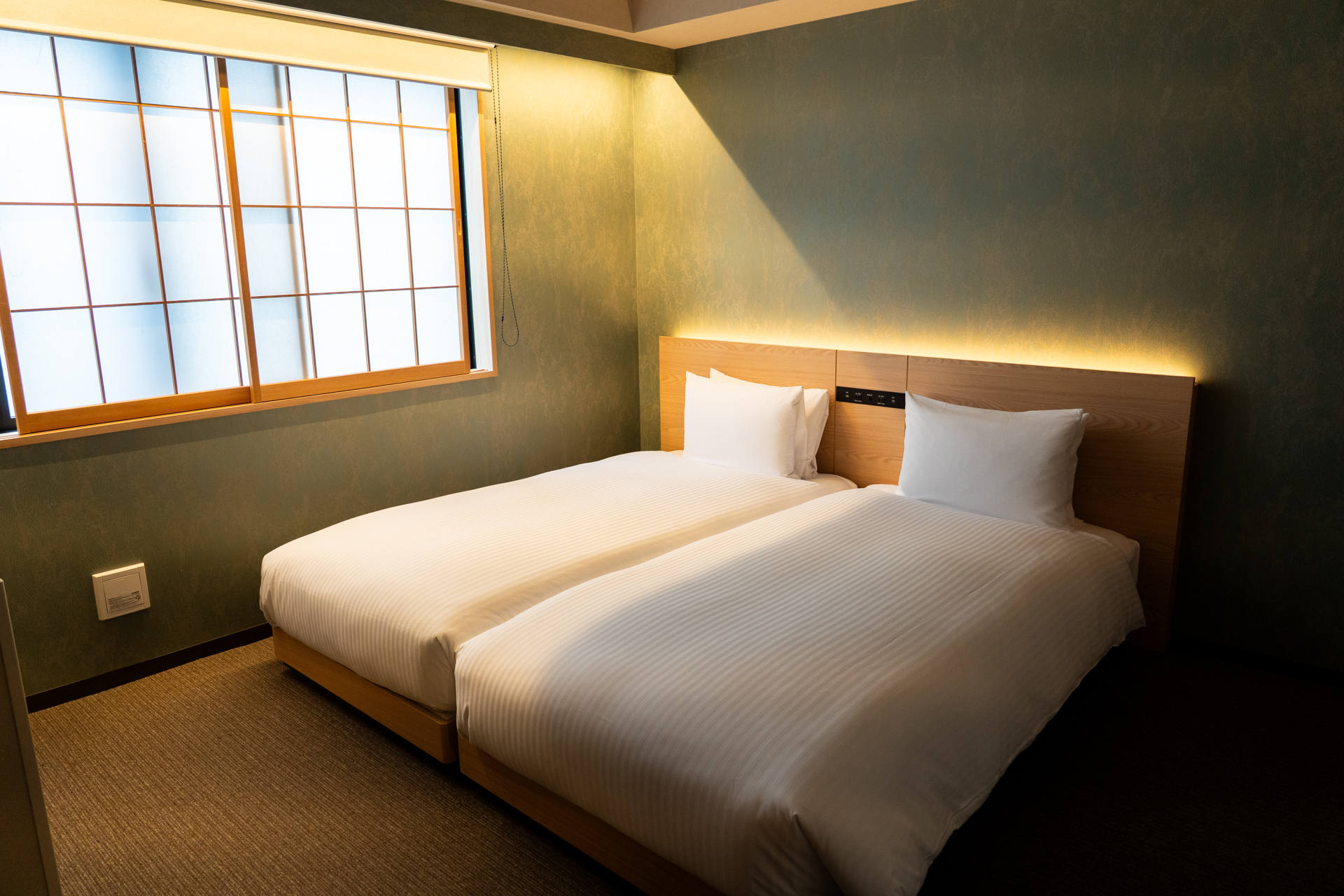 写真は57m<span class="em sup">2</span>の2ベッドルームスイートで、大人4名・子供2名で泊まることも可能。シングルベッドが4台ある