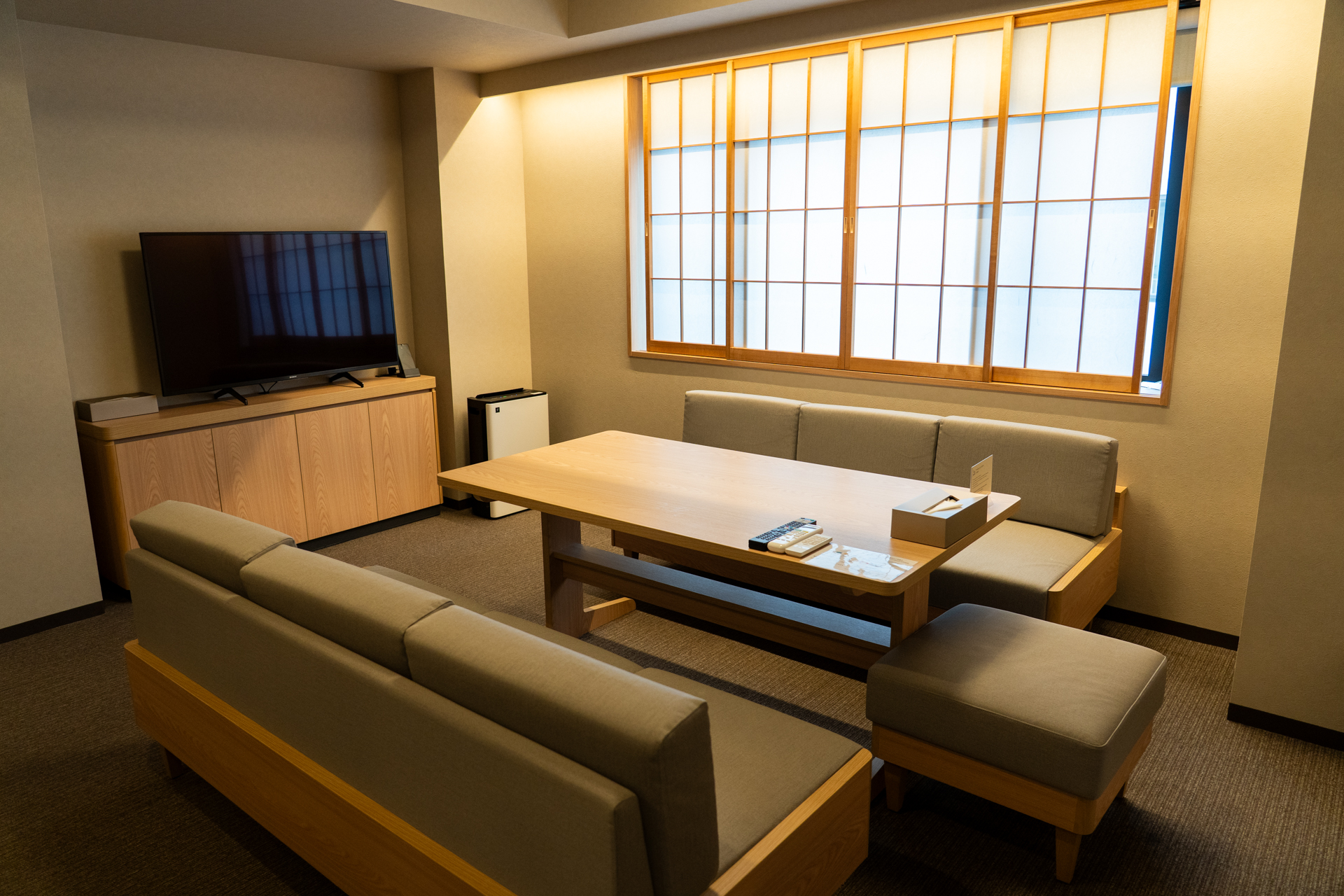 ゆったり使えるダイニングテーブル