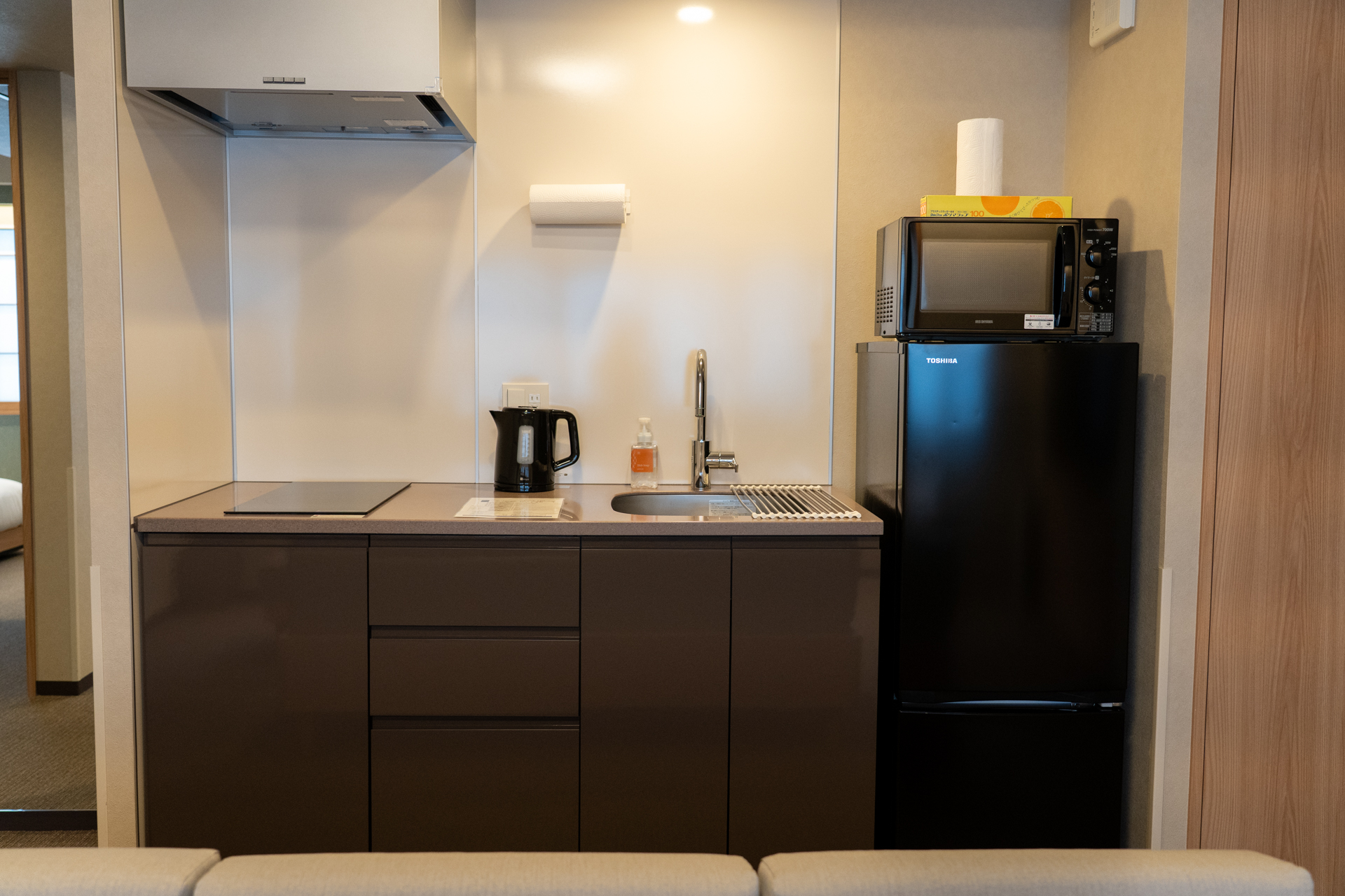 キッチンには冷蔵庫や電子レンジのほか、食器や調理器具が揃っている