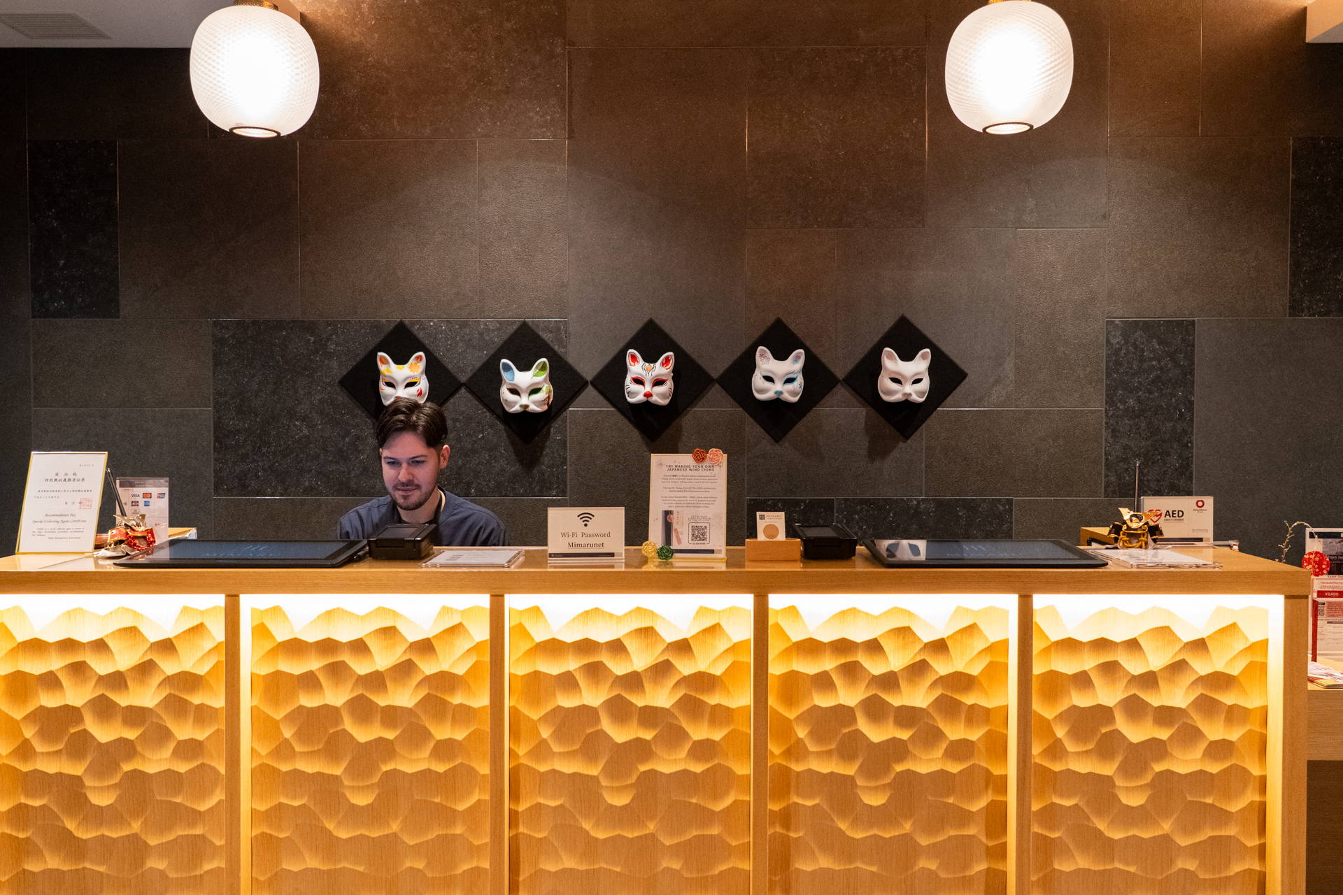 フロントには世界中の国々から集まった日本が大好きなスタッフ