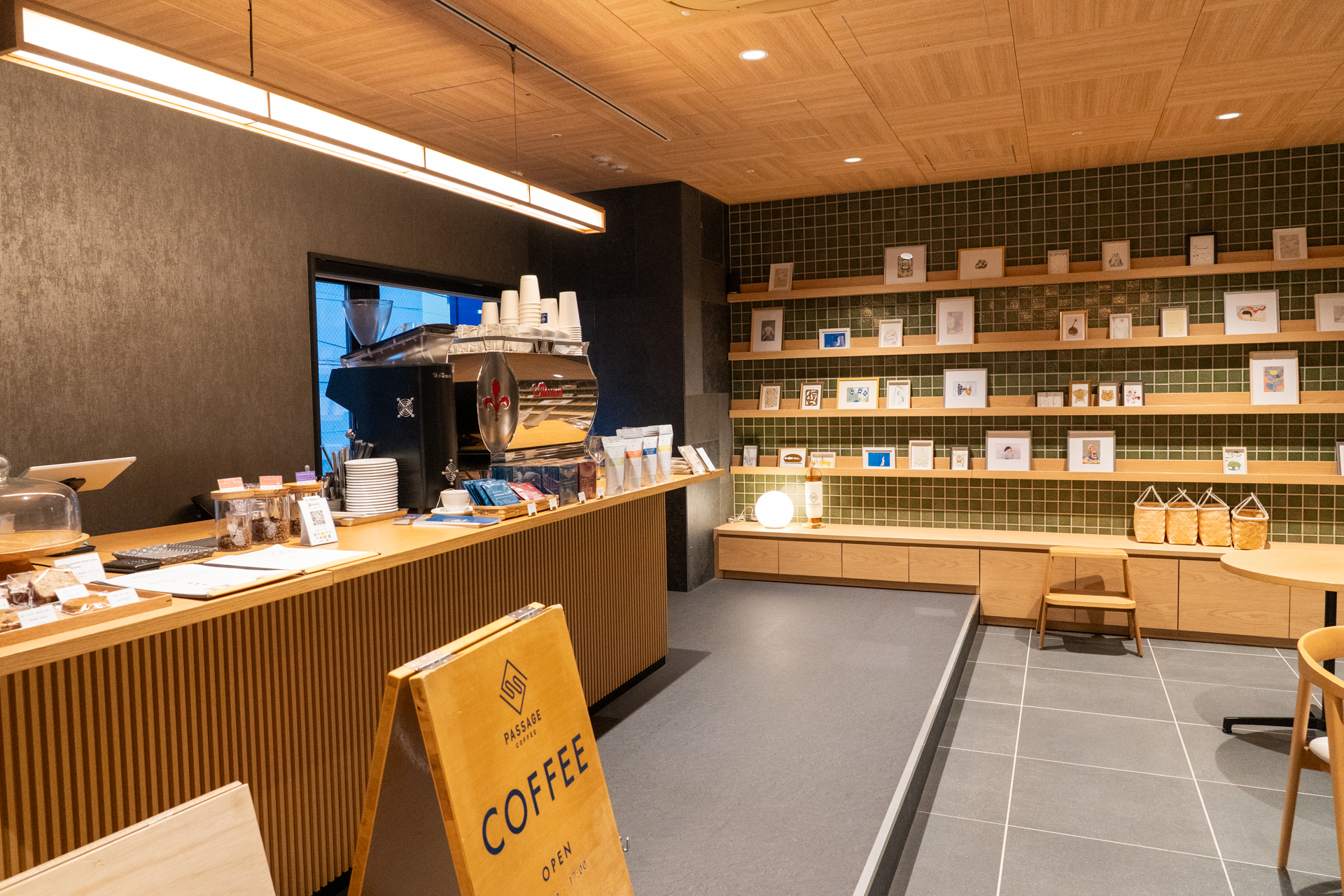 フロント奥には宿泊者以外も利用できるスペシャルティーコーヒースタンド「PASSAGE COFFEE NIHOMBASHI」