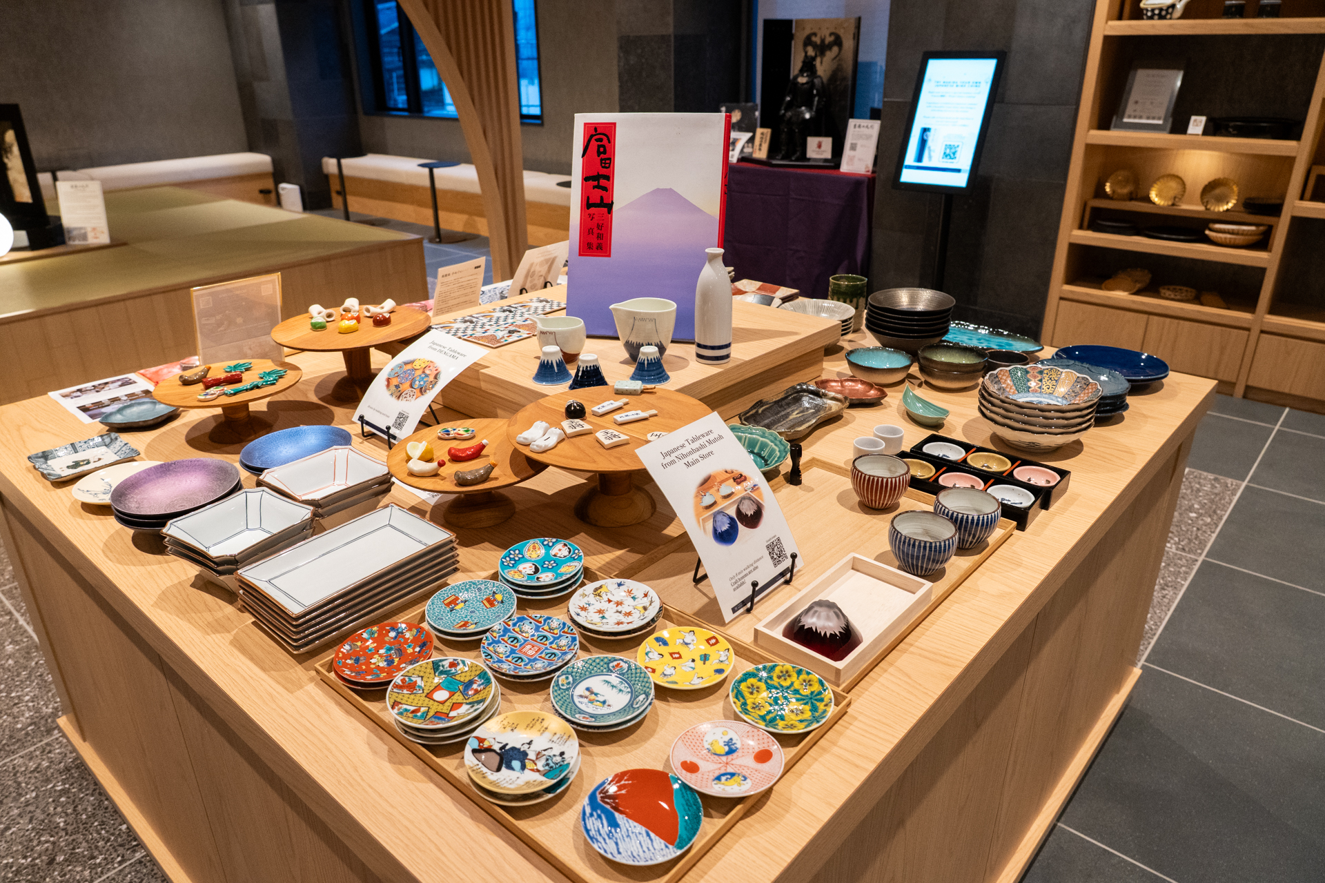 食器や本、アートなどを自由にピックアップして客室に持っていき、使うことができるサービスも