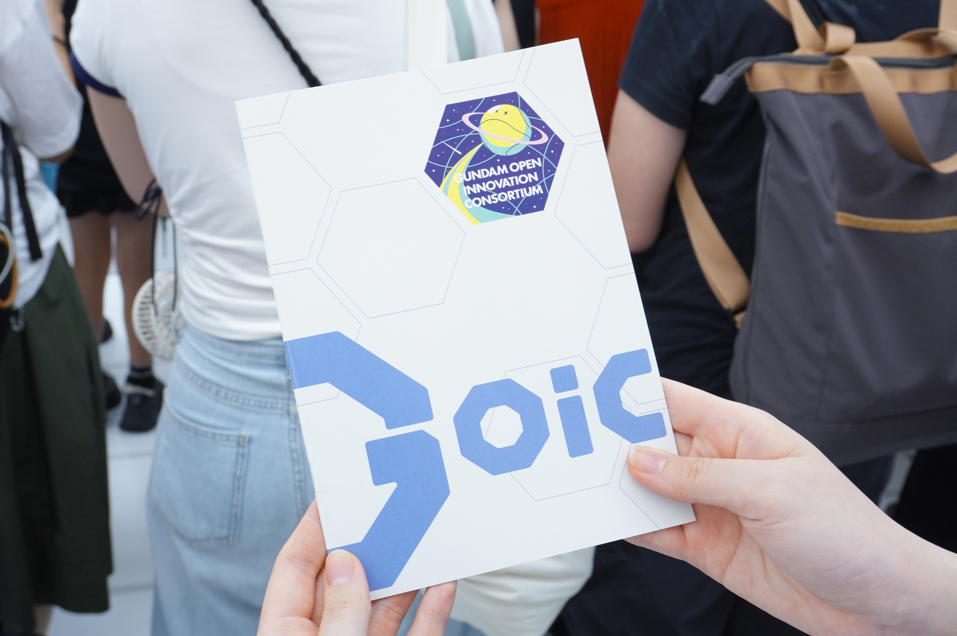 入り口でもらえるパンフレット（オリジナルステッカーシール付き）には、モビルスーツの歴史や軌道エレベーターについての記載が