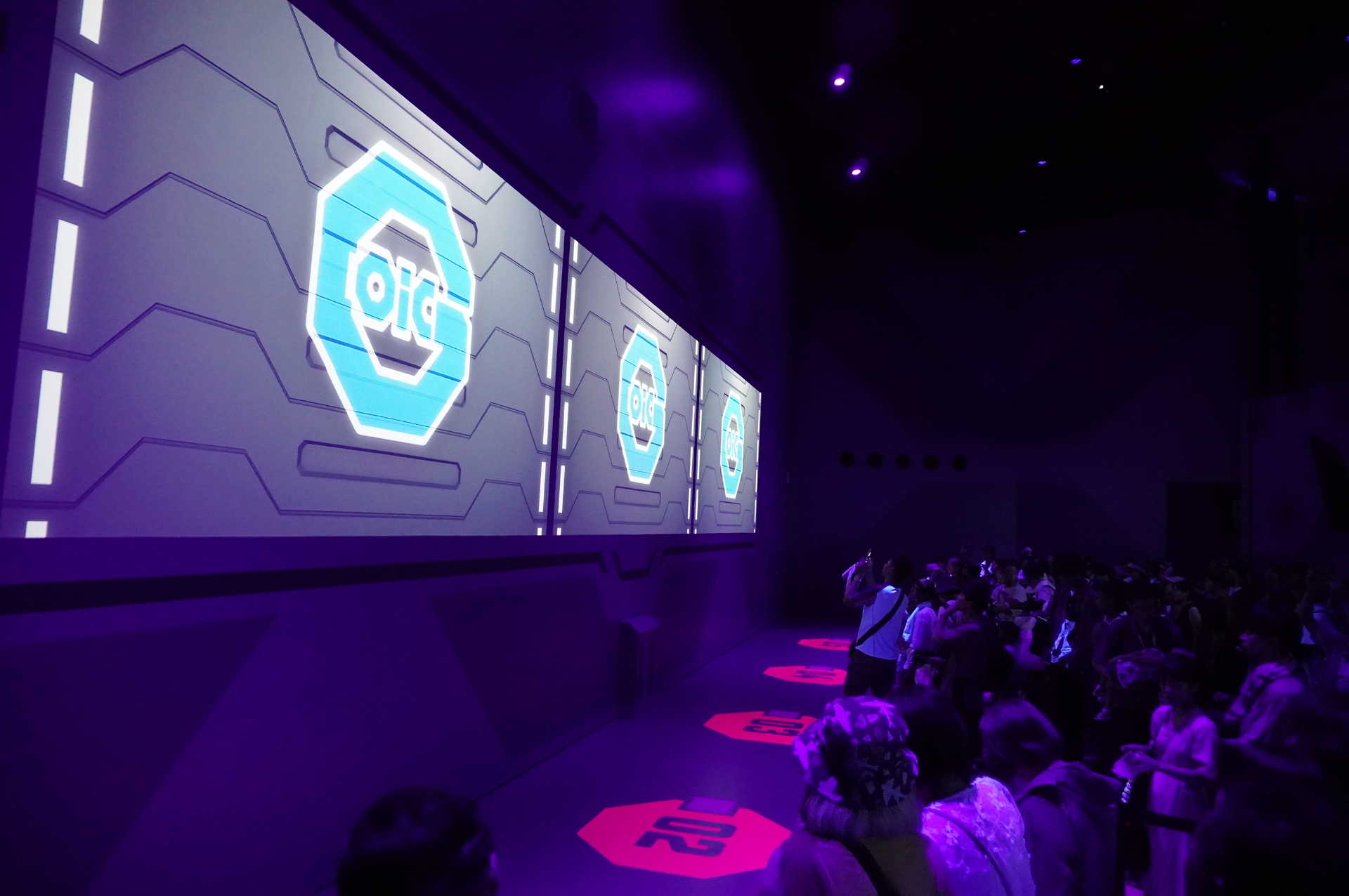 軌道エレベーターの搭乗ロビー（フェーズ1）では、案内役を務めるハロから、これから始まる宇宙体験について説明を受ける