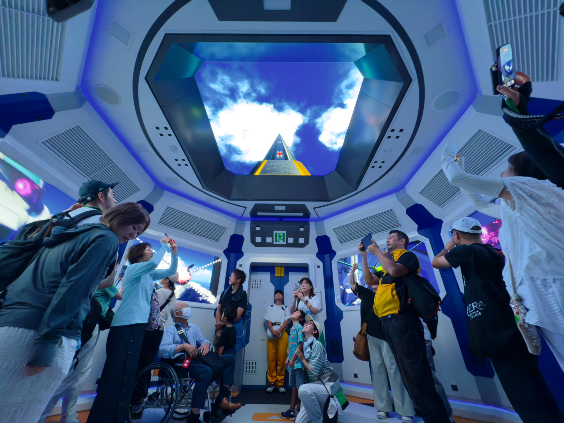 フェーズ2では、さっそく軌道エレベーターに乗り込み、高度3万6000kmへ上昇