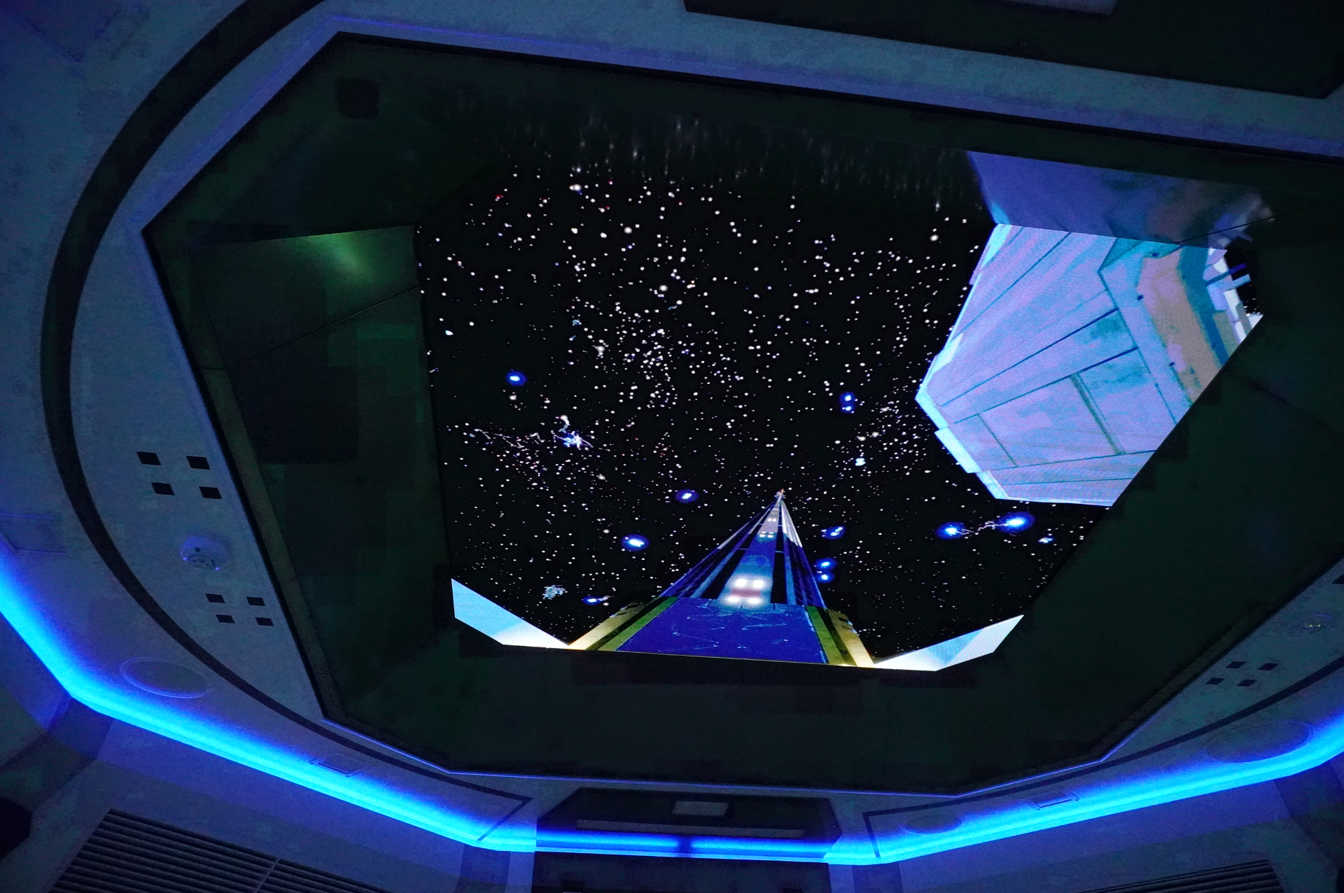 美しい星や地球を眺めながら、宇宙ステーション「スタージャブロー」まで移動