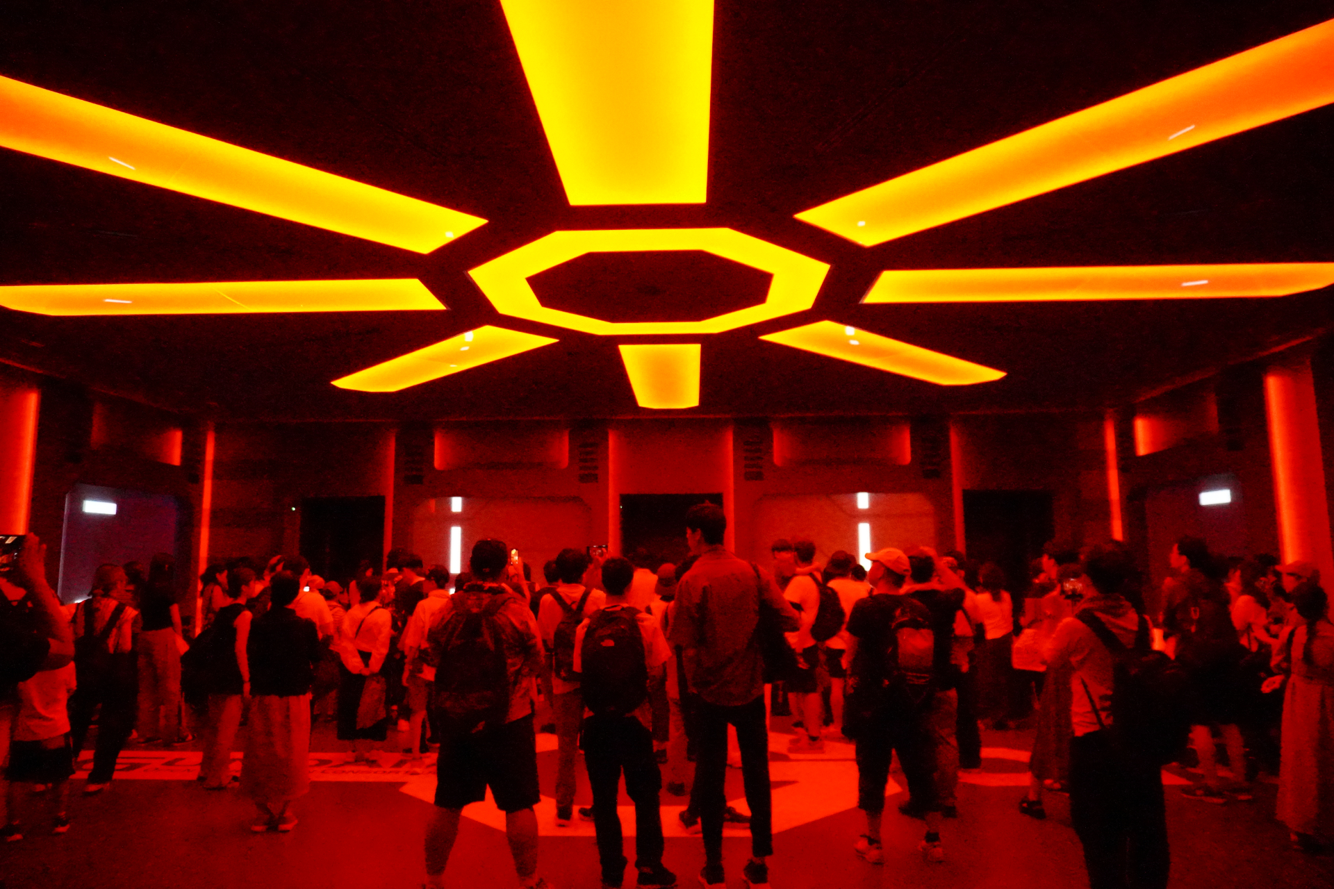 巨大宇宙ステーション「スタージャブロー」見学中にスペースデブリに異変が!?　緊急退避ポッドへ急げ！