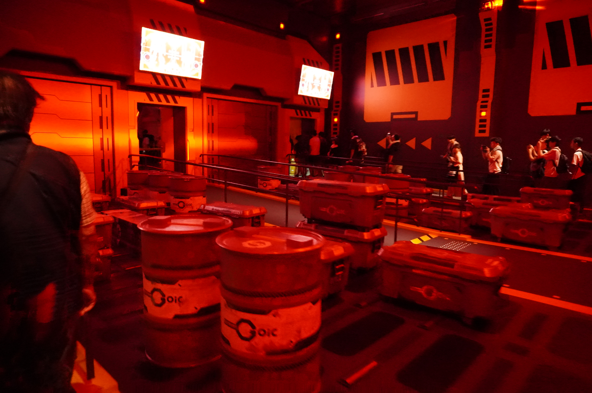 緊急退避ポッドへ続く通路（フェーズ4）。警告音が鳴り響き、緊張感が高まる