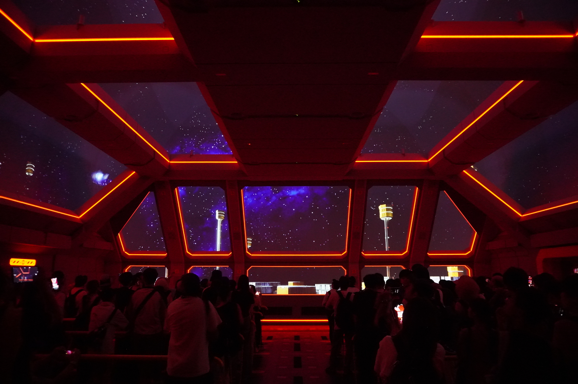 緊急退避ポッドへ逃げ込むとガンダムが登場。来場者を守るため大活躍する