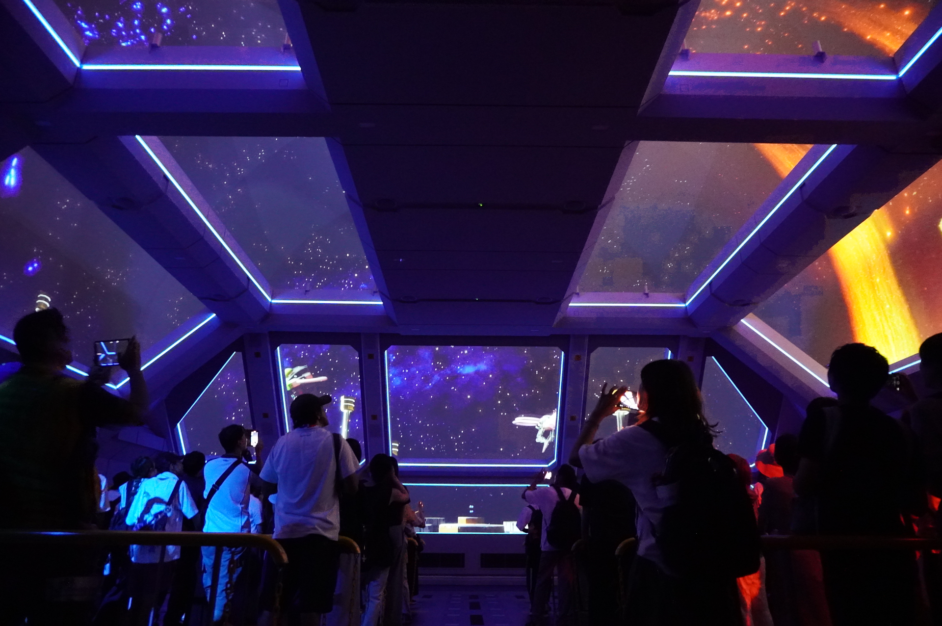 緊急退避ポッドへ逃げ込むとガンダムが登場。来場者を守るため大活躍する