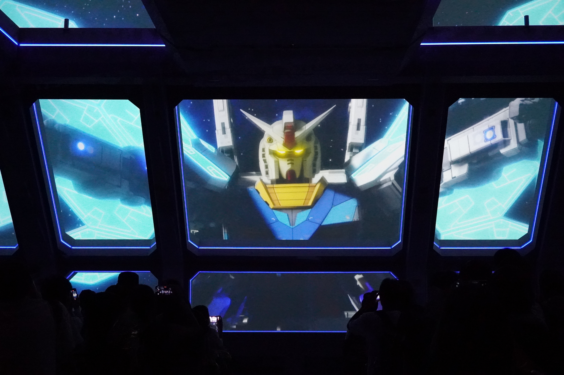 緊急退避ポッドへ逃げ込むとガンダムが登場。来場者を守るため大活躍する