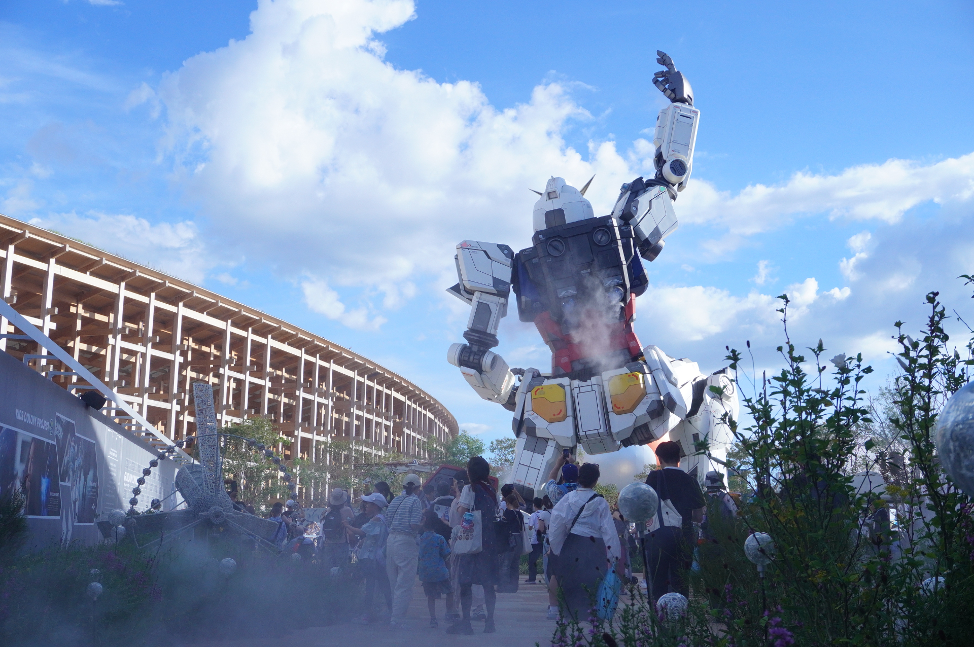 屋外に出ると、迎えるのは実物大のガンダム像の背中