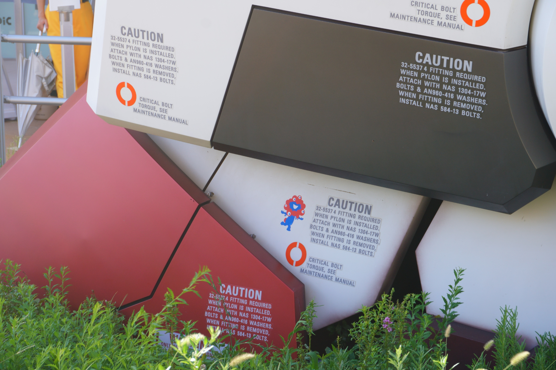 パビリオン体験者しか見られないガンダム像のうしろ側（背中側）。よく見ると足元には“隠れミャクミャク”が3匹いるので、実際に来場して探してみて