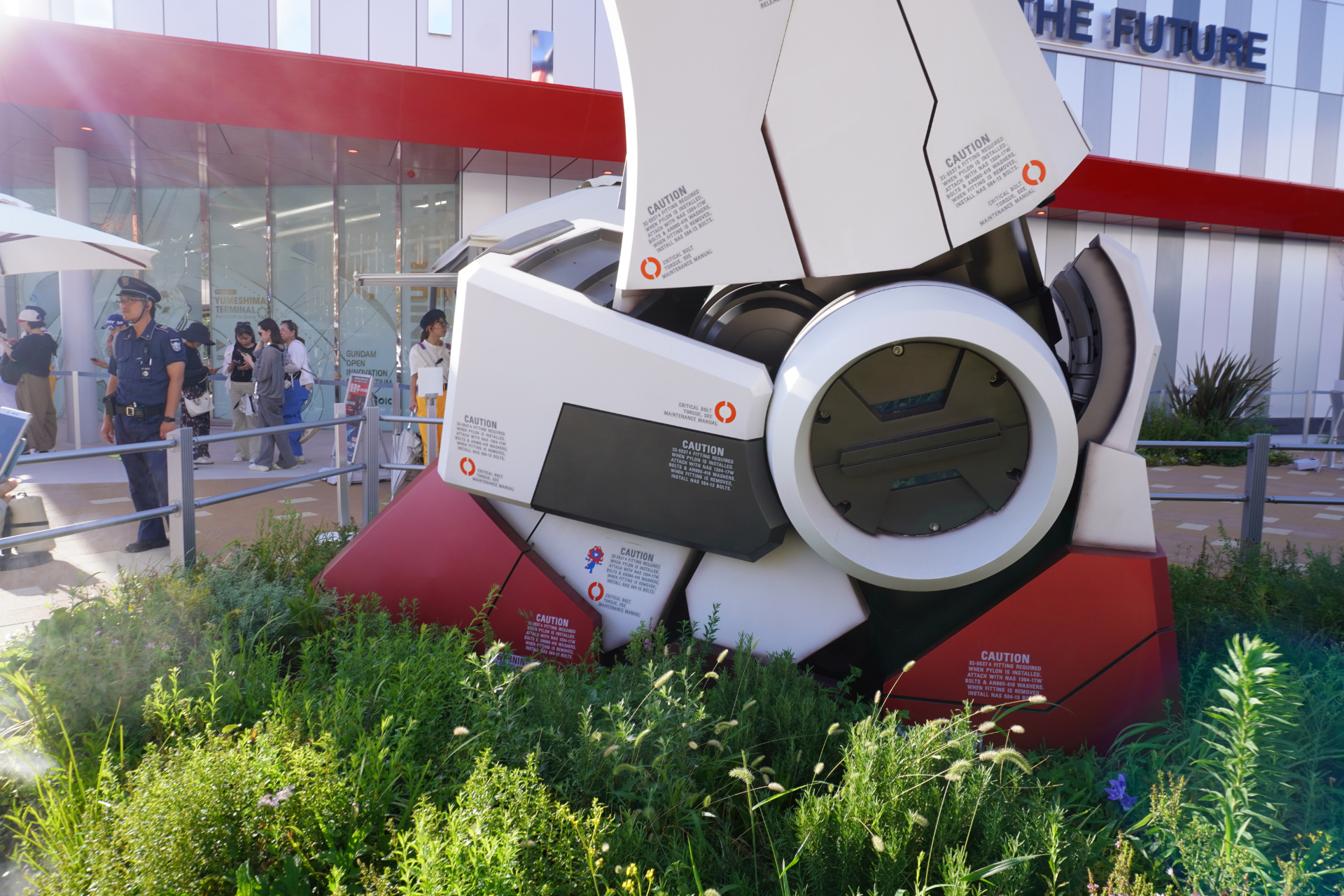 パビリオン体験者しか見られないガンダム像のうしろ側（背中側）。よく見ると足元には“隠れミャクミャク”が3匹いるので、実際に来場して探してみて