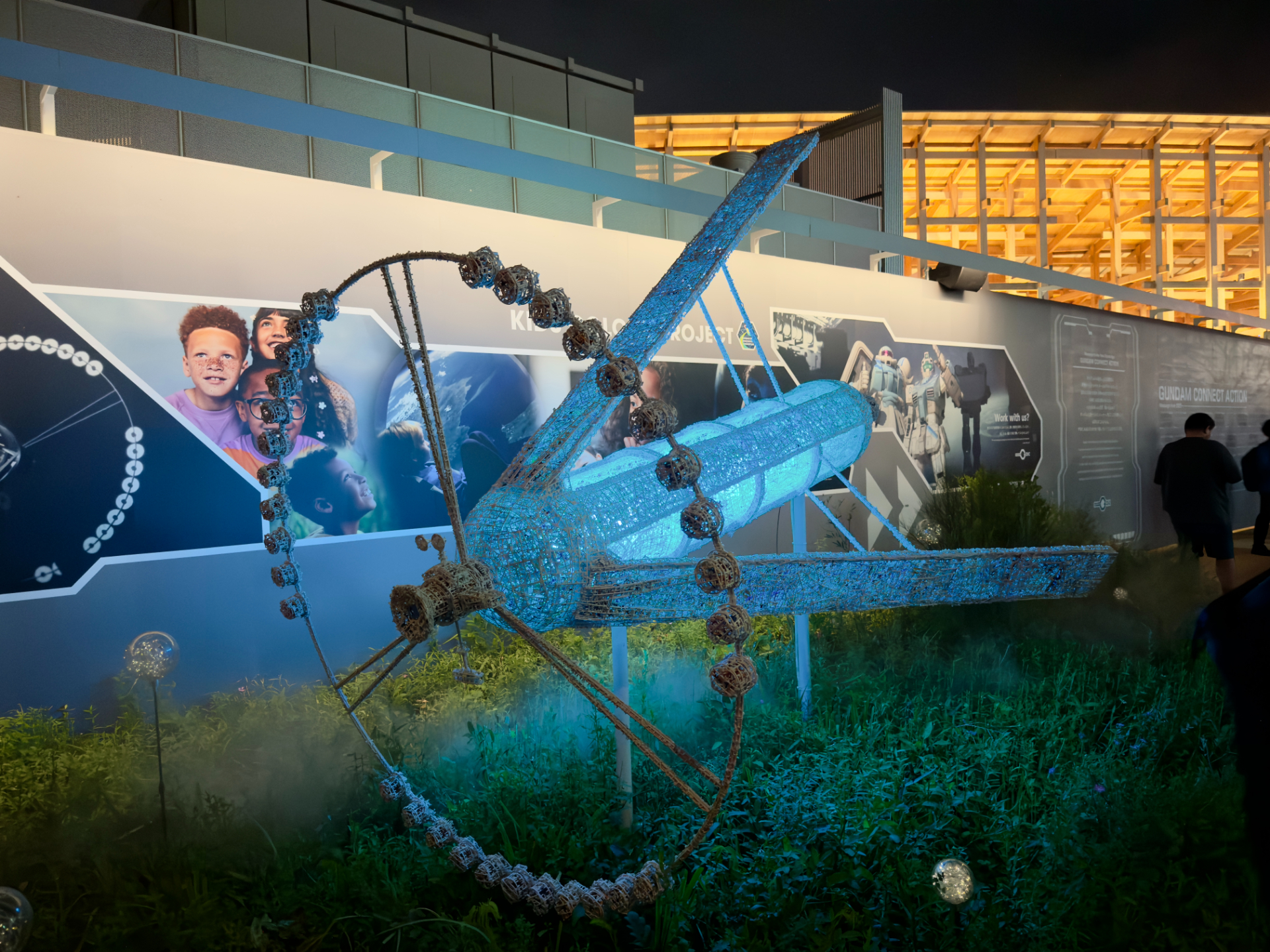 ガンプラの使用済ランナーで制作したスペースコロニーやガンダム年表も展示されている