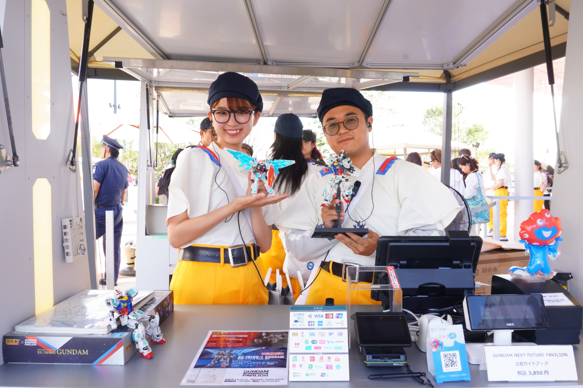 併設ショップでは、公式ガイドブック「GUNDAM NEXT FUTURE PAVILION」（3850円）や特別なプラモデル「EXPO2025 1/144 RX-78F00/E ガンダム（EX-001 グラスフェザー装備）」（3960円）も販売している