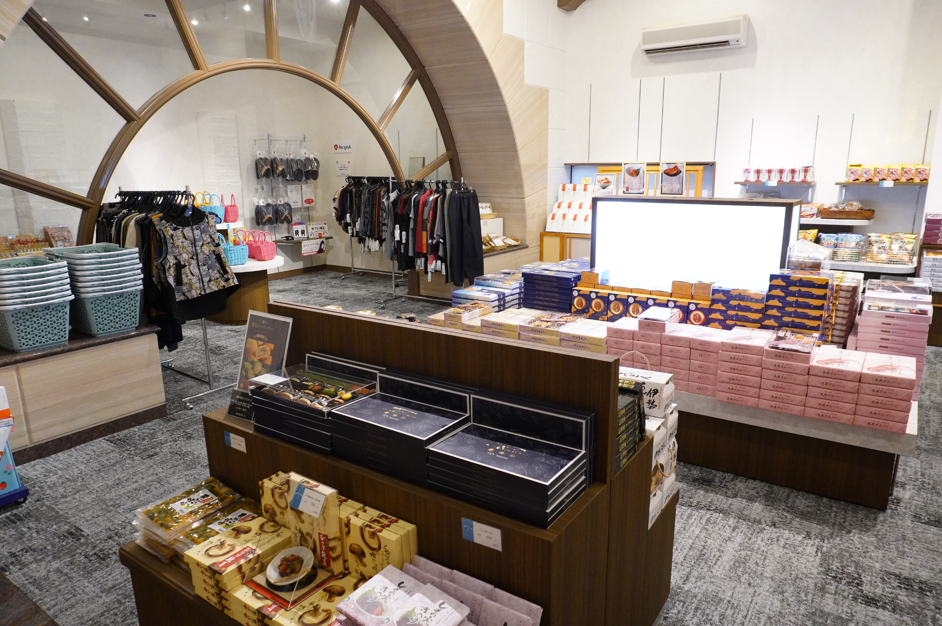 三重県や伊勢志摩のお土産が並ぶショップ