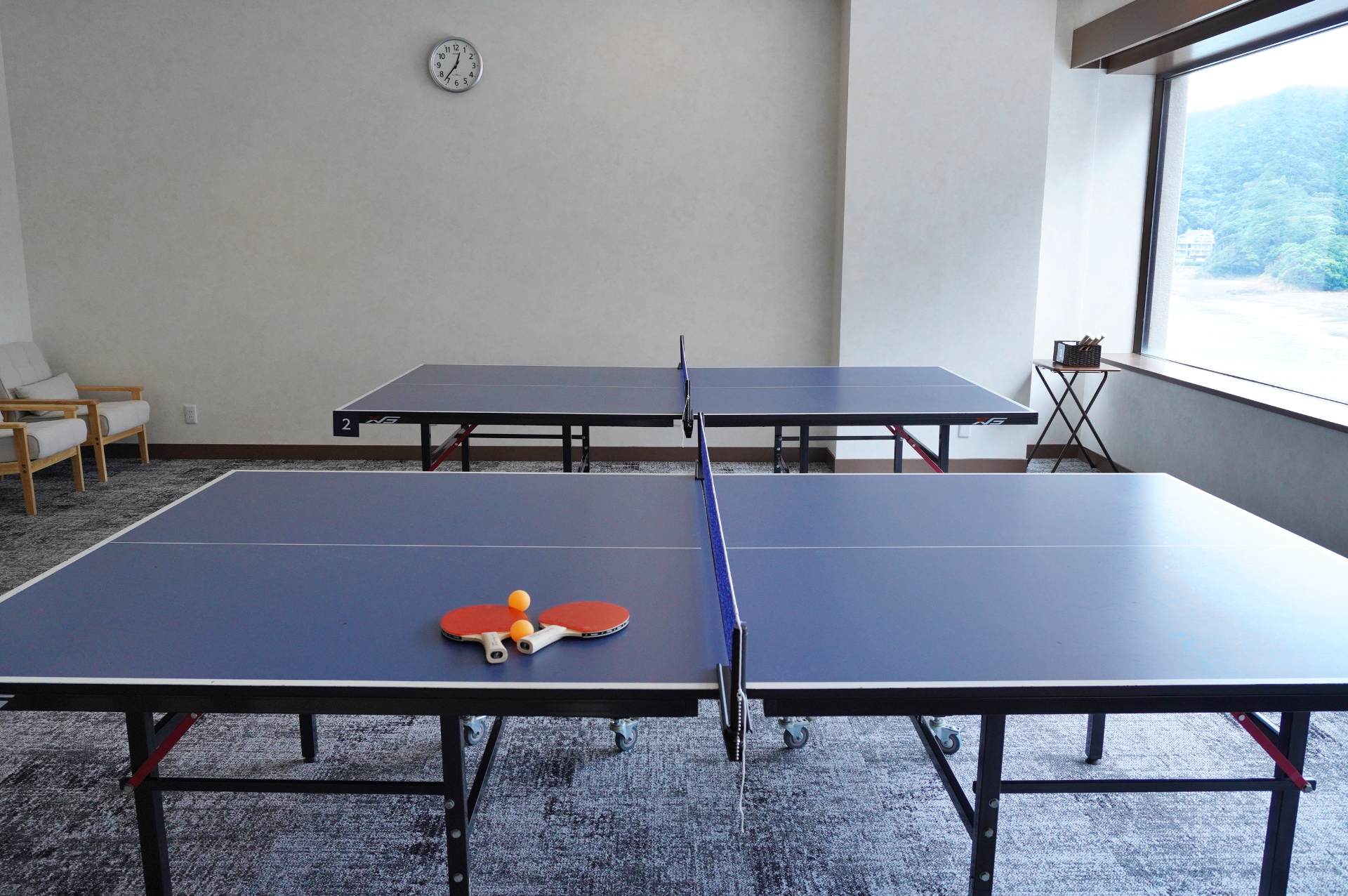 卓球コーナーからも海を望む