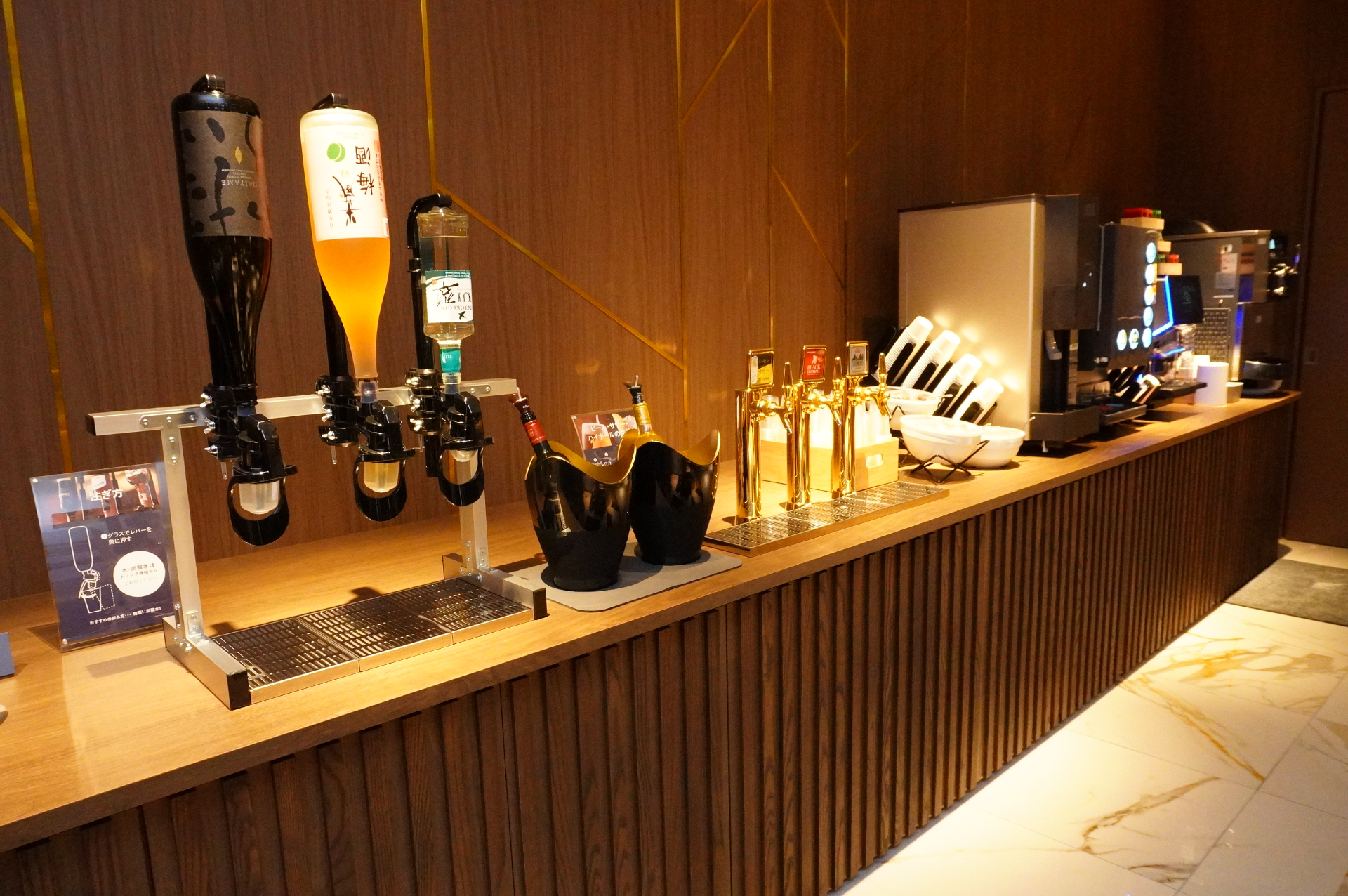 暖炉ラウンジではドリンクと夜食の「クリーミーカレーうどん」を提供