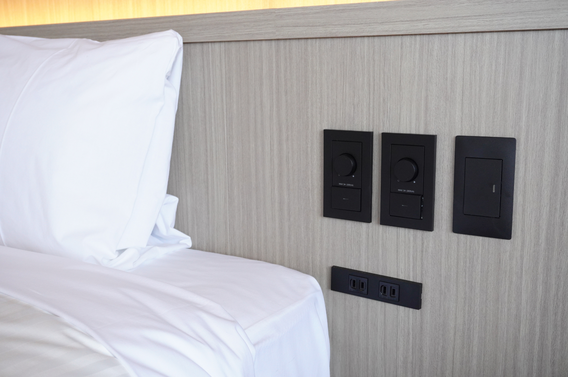 枕元やデスクに電源コンセント