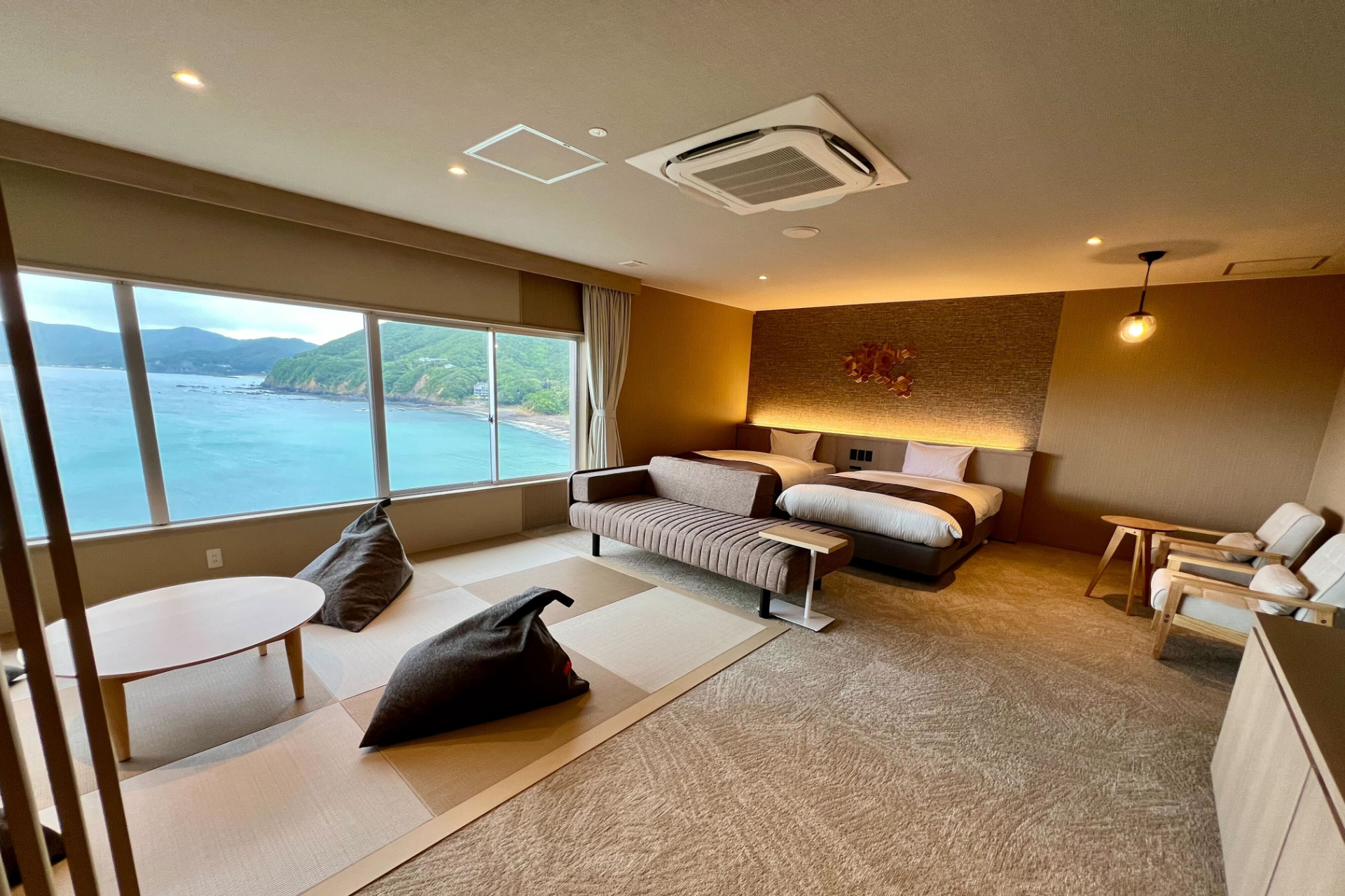 新設した「スタンダード和洋室ツイン」（約77m<span class="em sup">2</span>、定員1～6名、シャワーブースのみ）