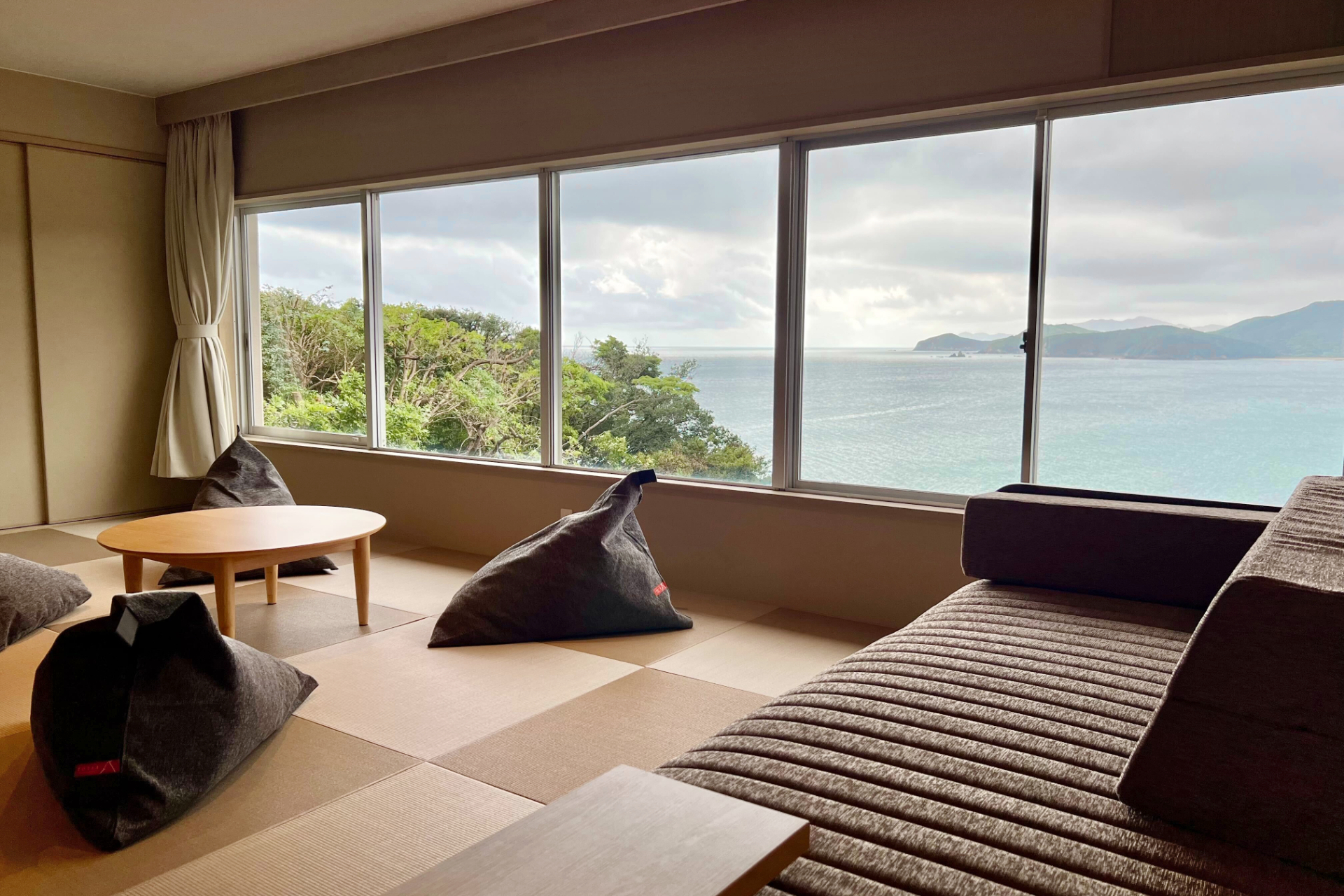 窓際のリビングスペースで足をのばして寛げる