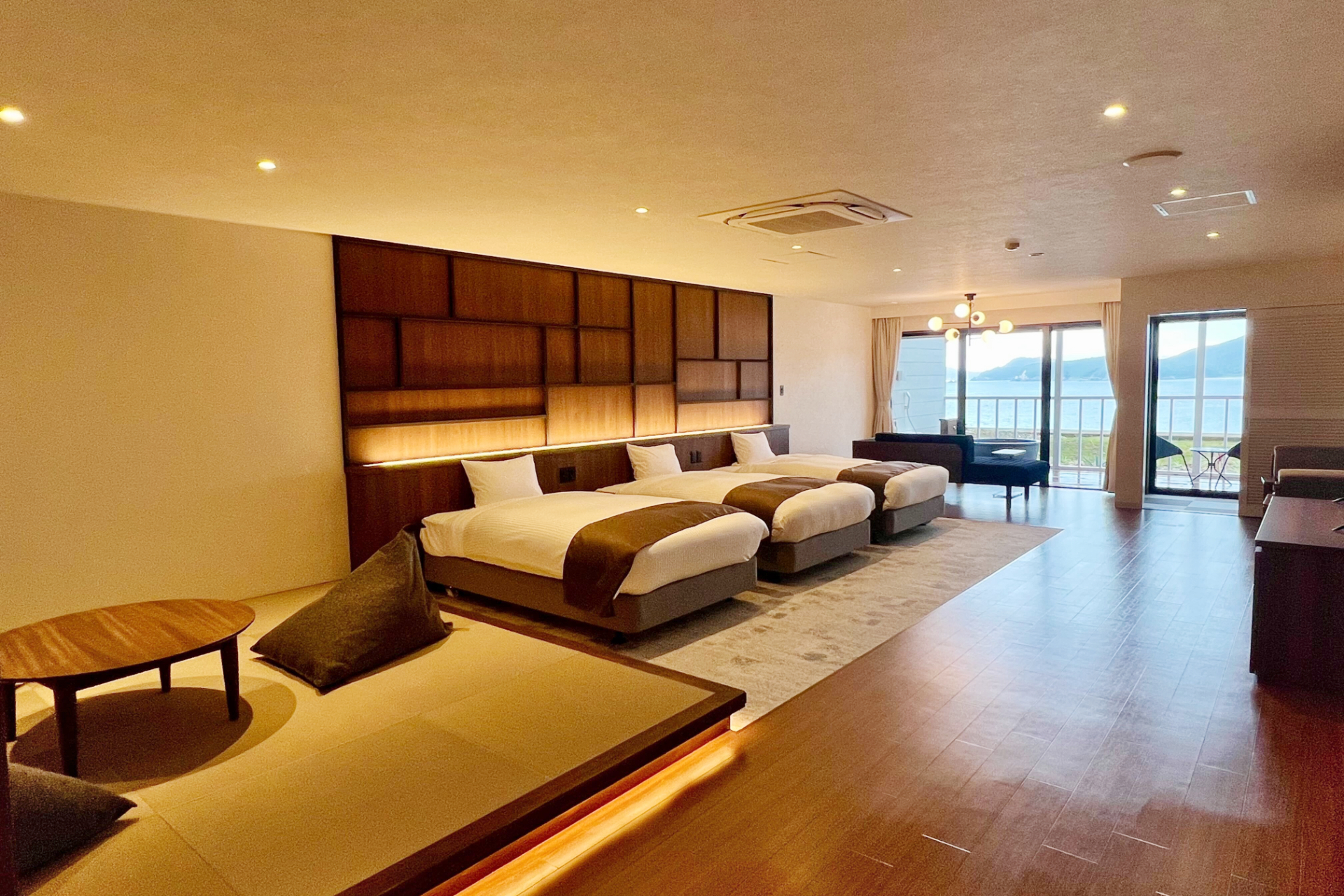 新設した「スーペリア露天風呂付き和洋室トリプル」（約84m<span class="em sup">2</span>、定員1～6名、内風呂なし）