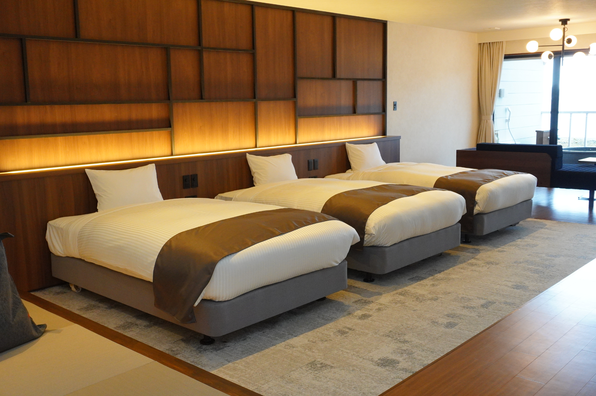 広々した洋室に大きなベッド3台と和の小上がりスペース