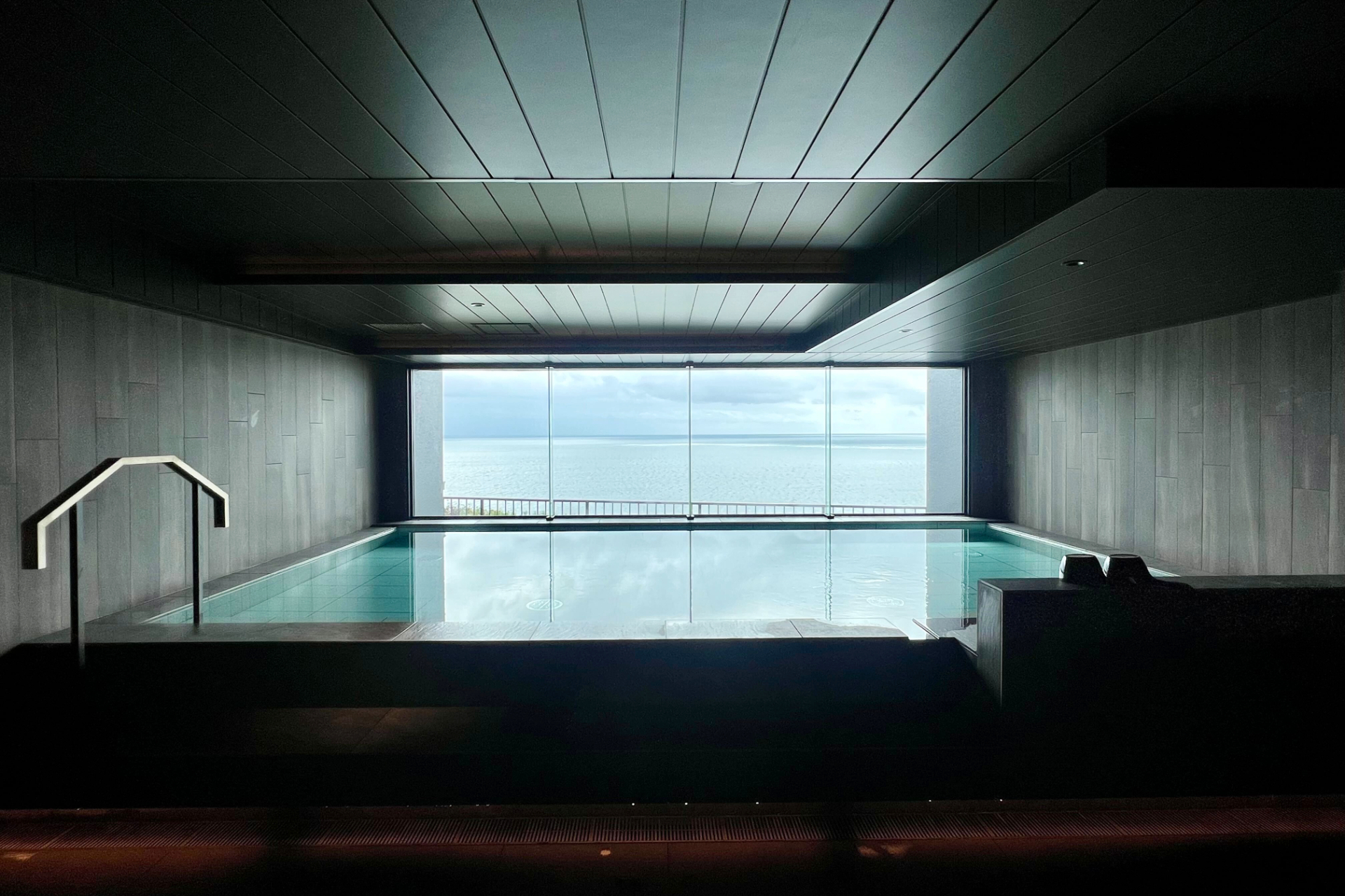 大浴場の内湯は、外の景色がよく映えるシックな内装デザイン