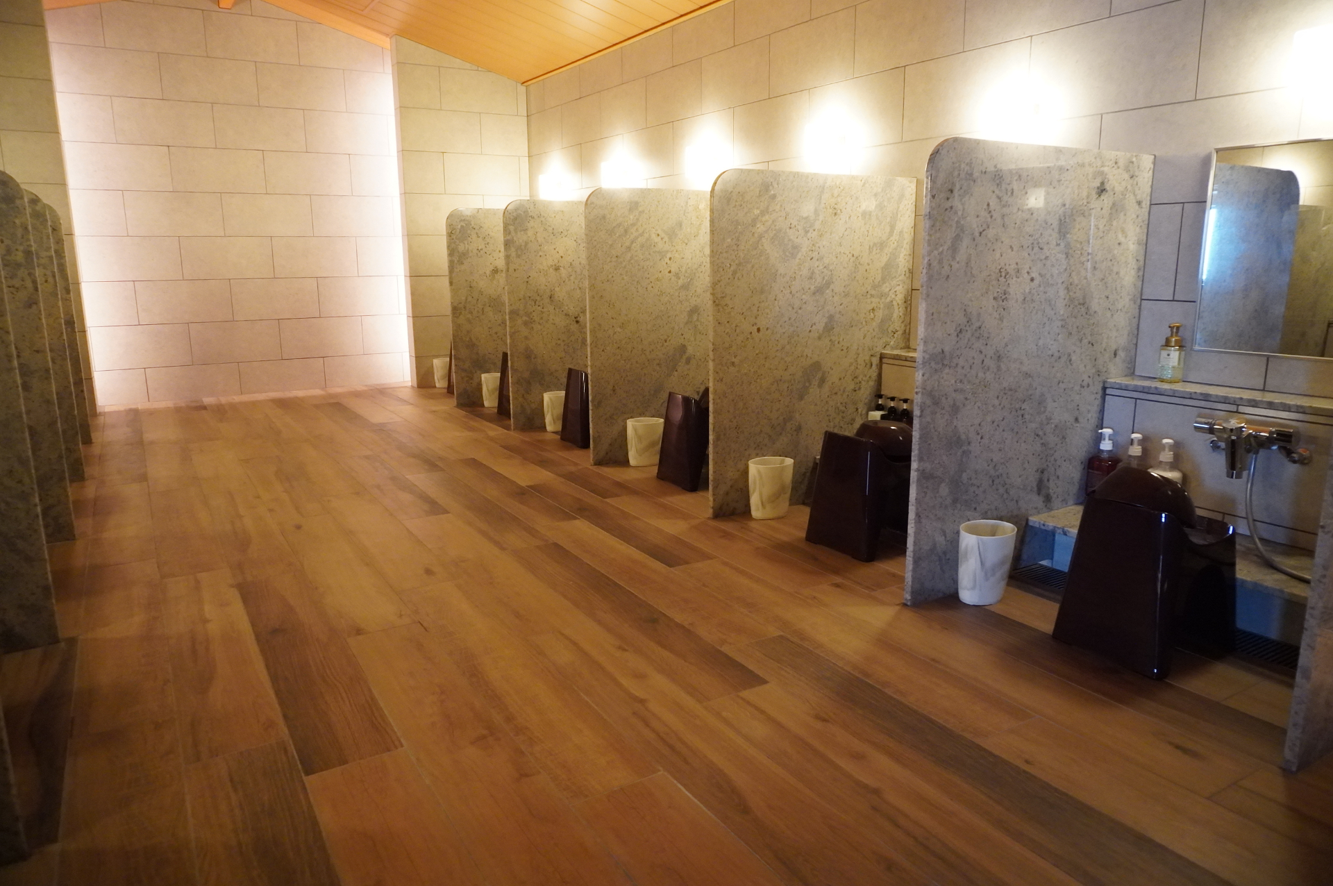 ひとつひとつ仕切りが付いた洗い場