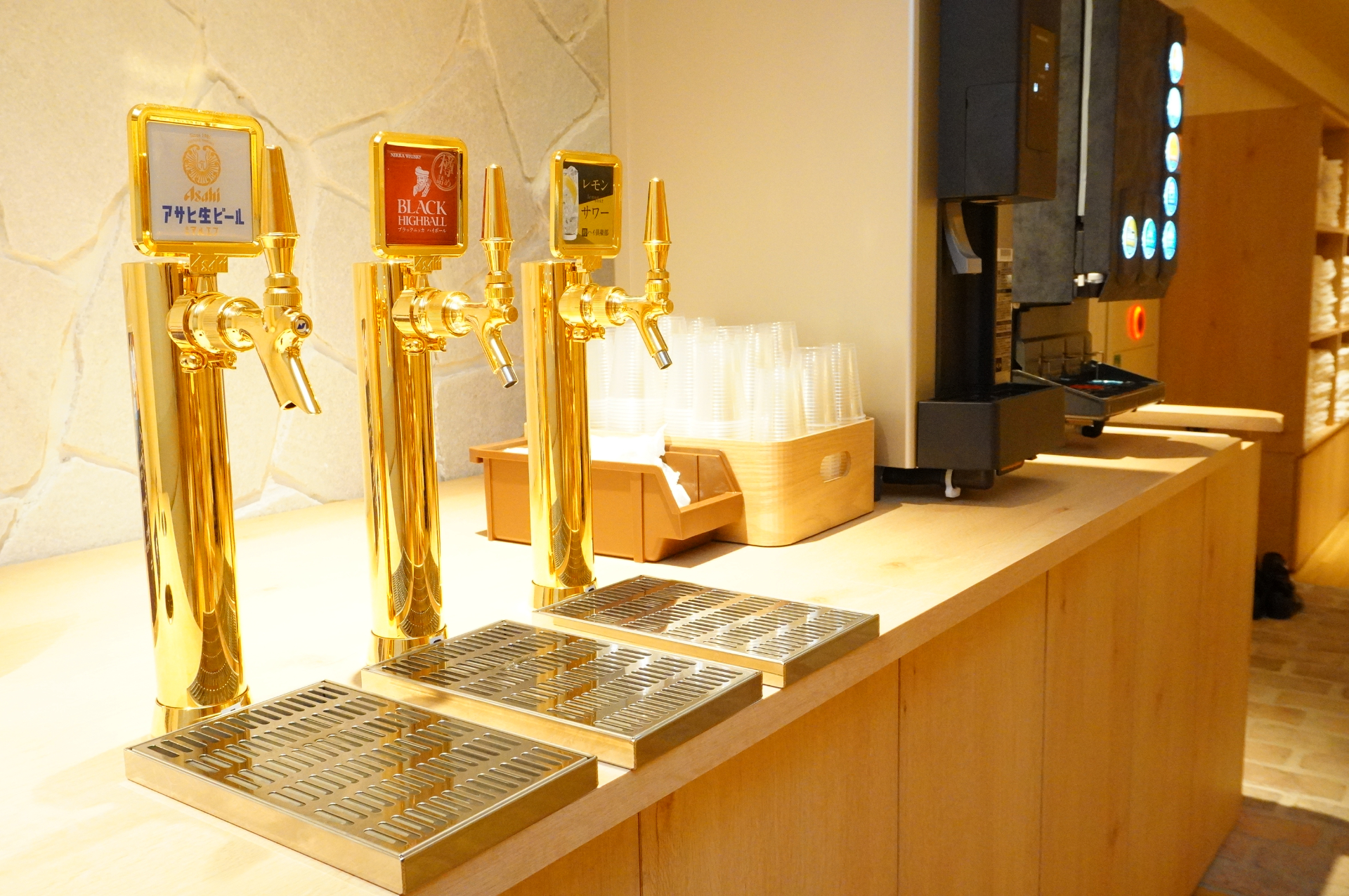 冷たいドリンクやアイスキャンディーをサービス